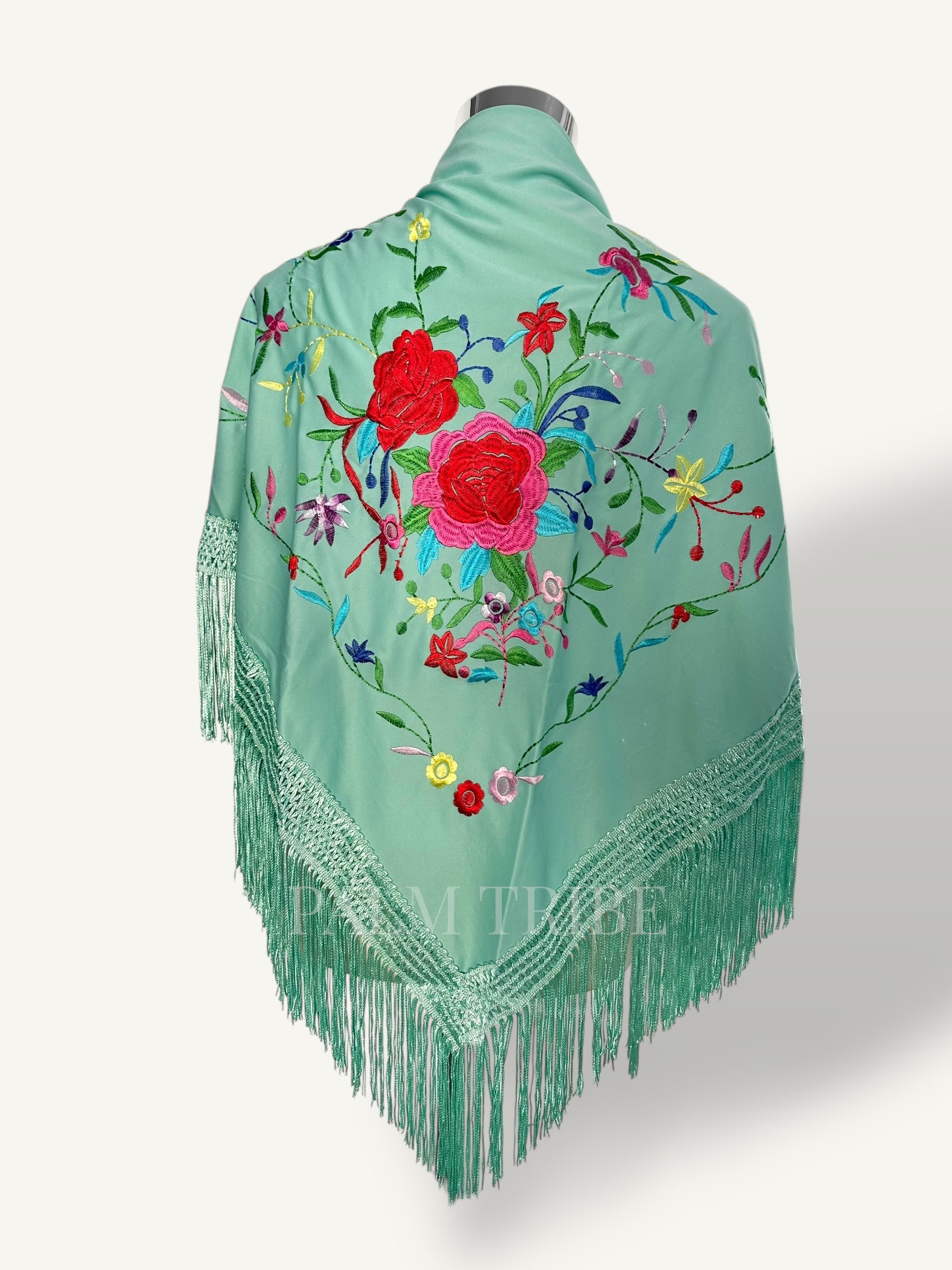 Mantoncillo aquamarina bordado color