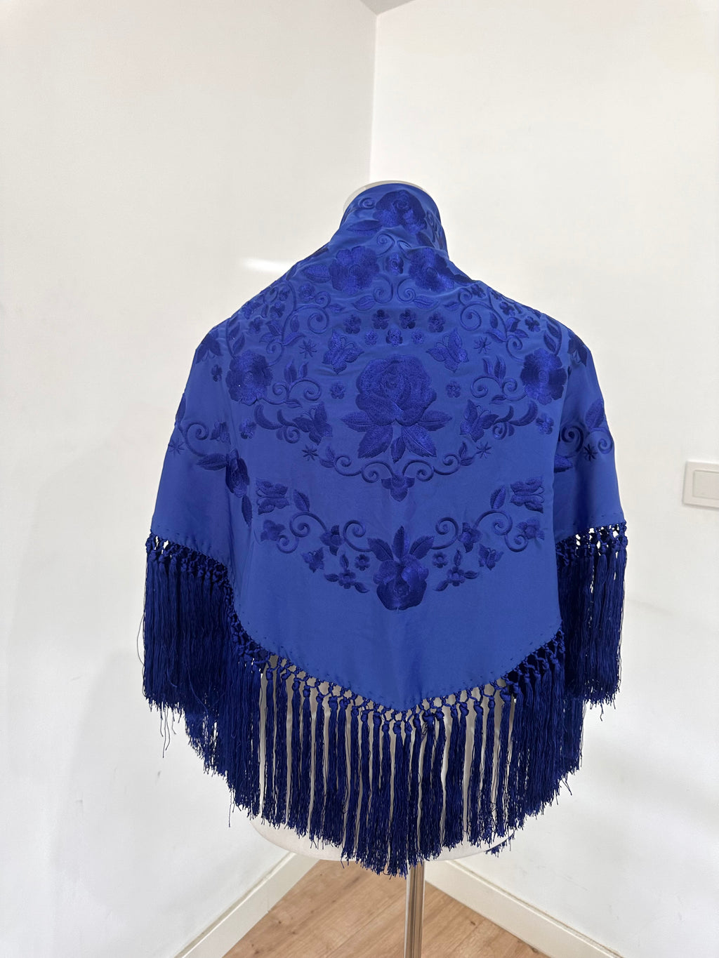 Mantoncillo Fantasía Azul eléctrico bordado al tono