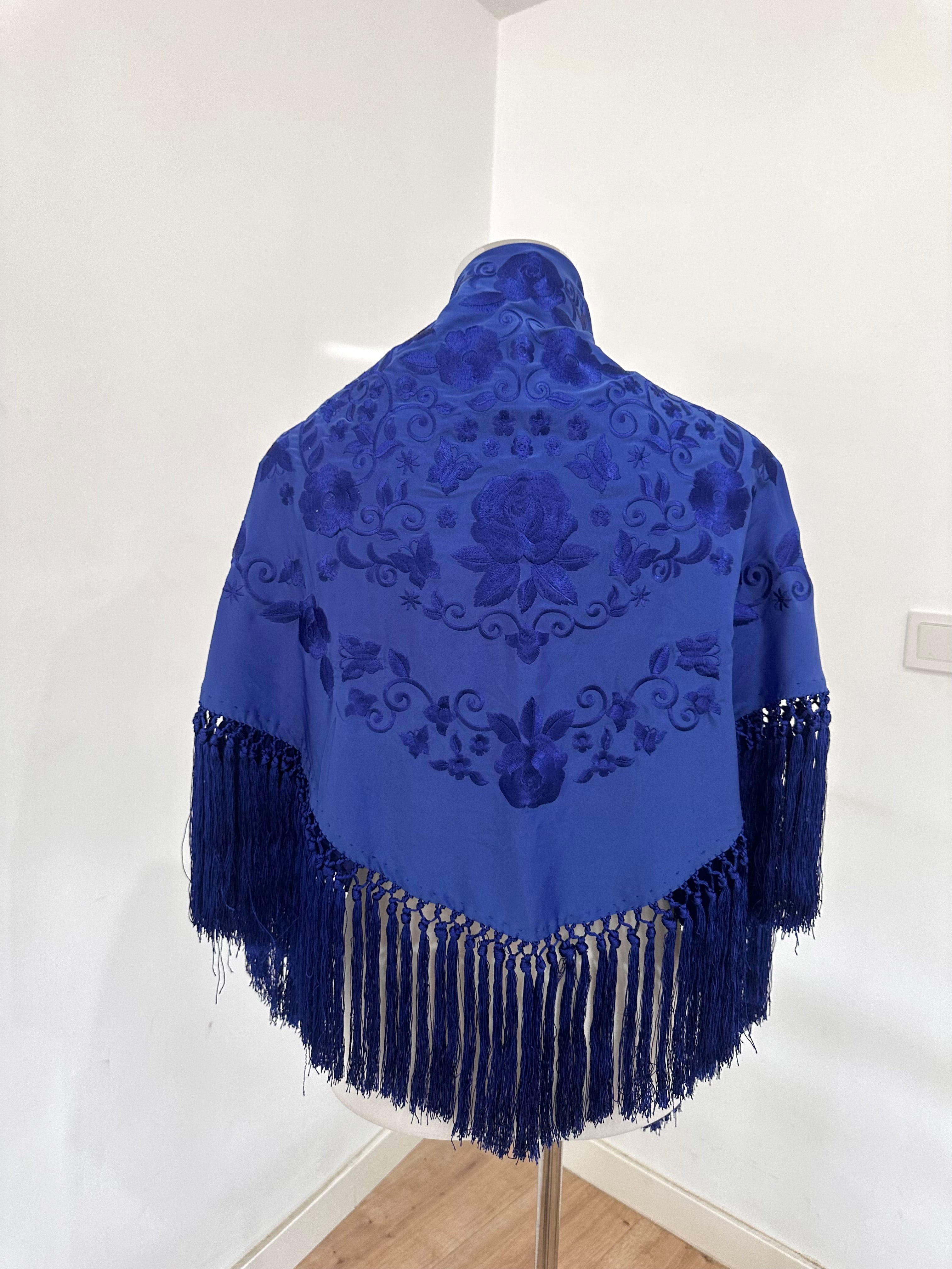 Mantoncillo Fantasía Azul eléctrico bordado al tono