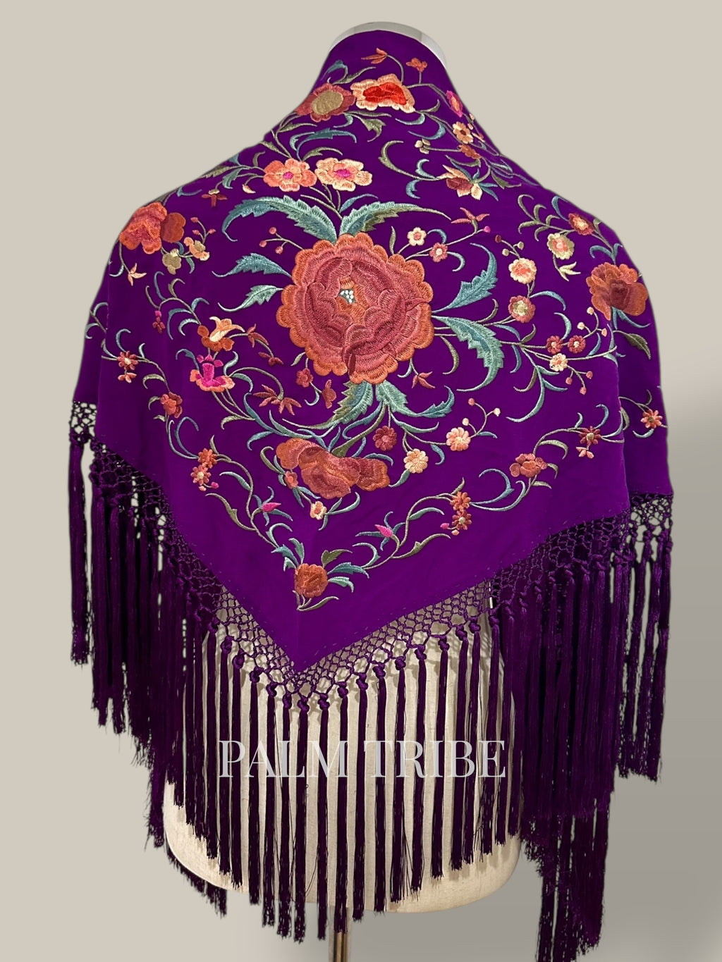 Mantoncillo Jaleo morado bordado rosados