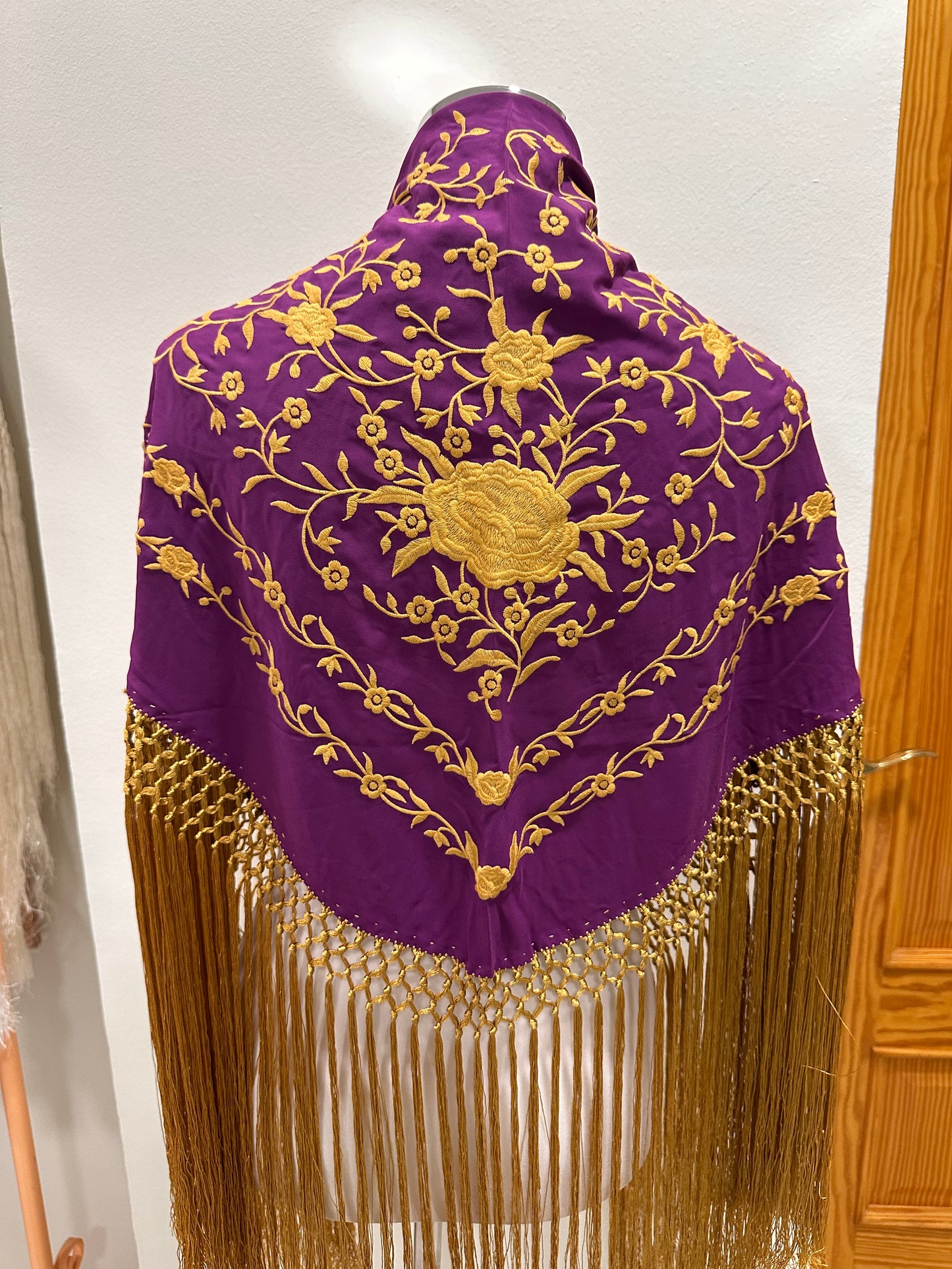 Mantoncillo Dolores morado bordado oro