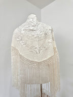 Mantoncillo Fantasía Blanco bordado al tono fleco largo