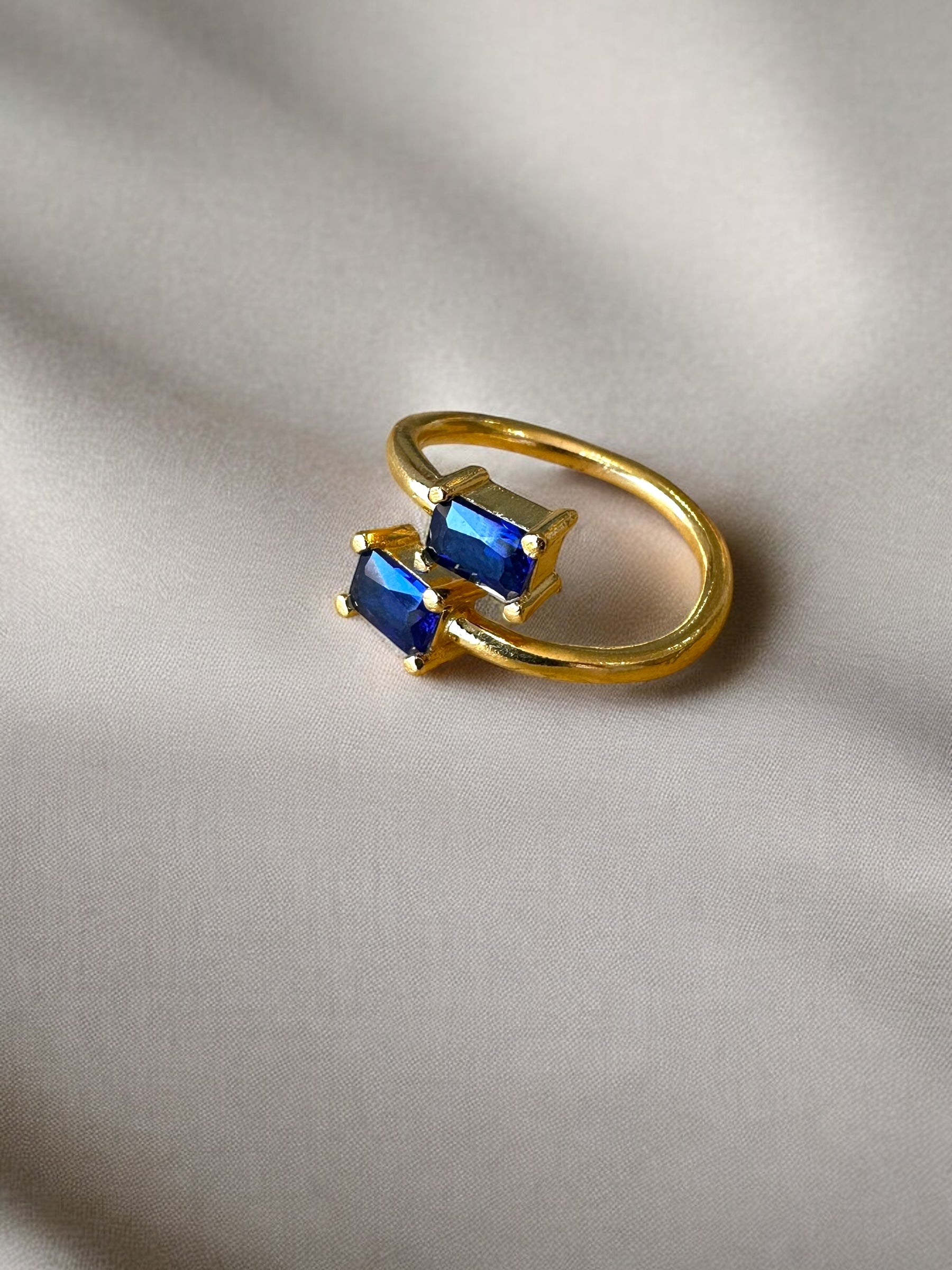 Anillo dúo  circonita azul electrico