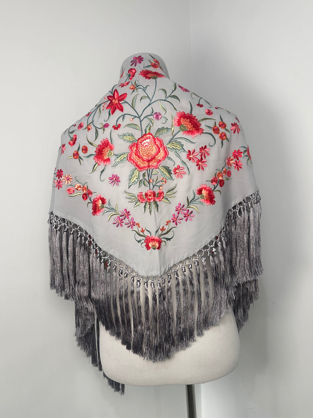 Mantoncillo Clavelines Gris bordado Pastel