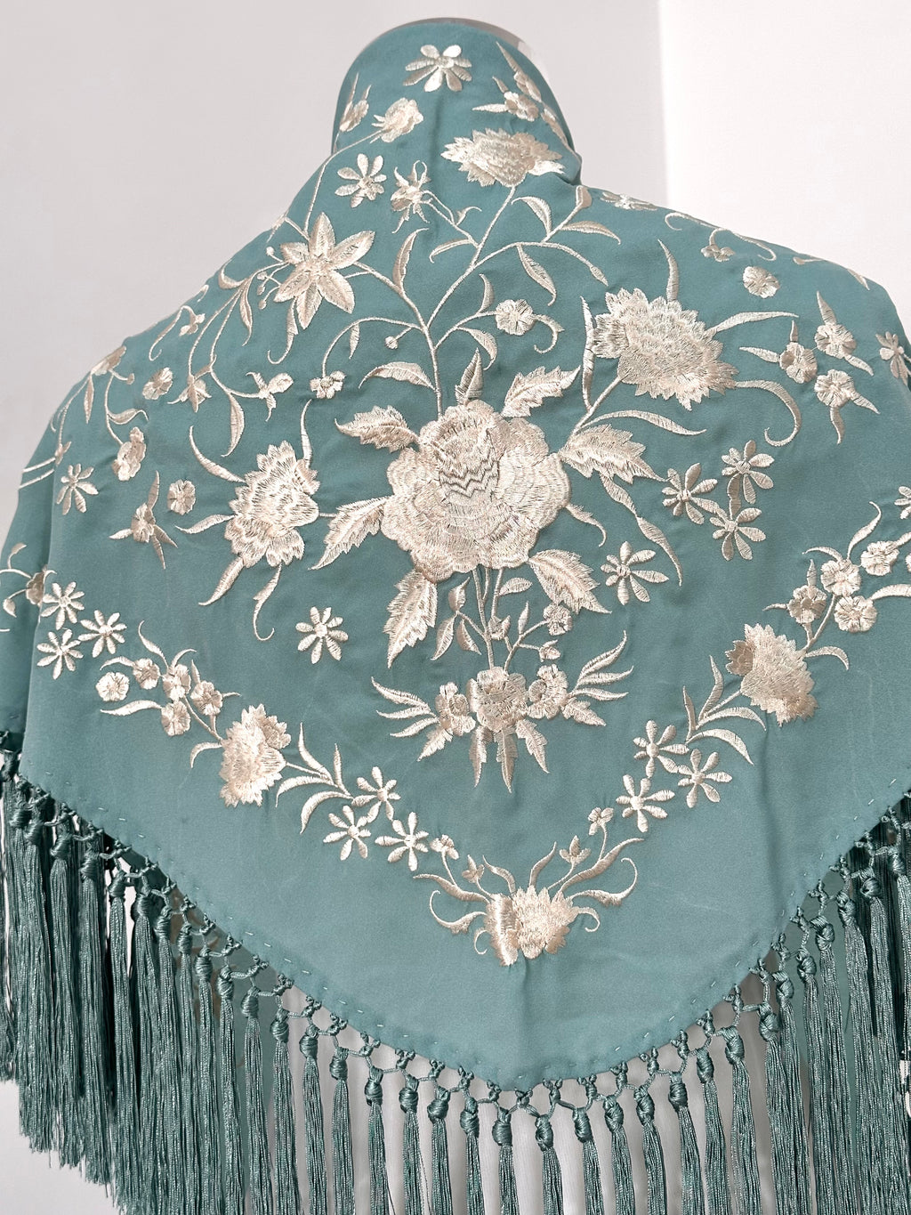 Mantoncillo Clavelines verde agua bordado en blanco roto