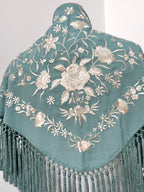 Mantoncillo Clavelines verde agua bordado en blanco roto