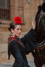 Mantoncillo Clavelines Negro Bordado Rojo