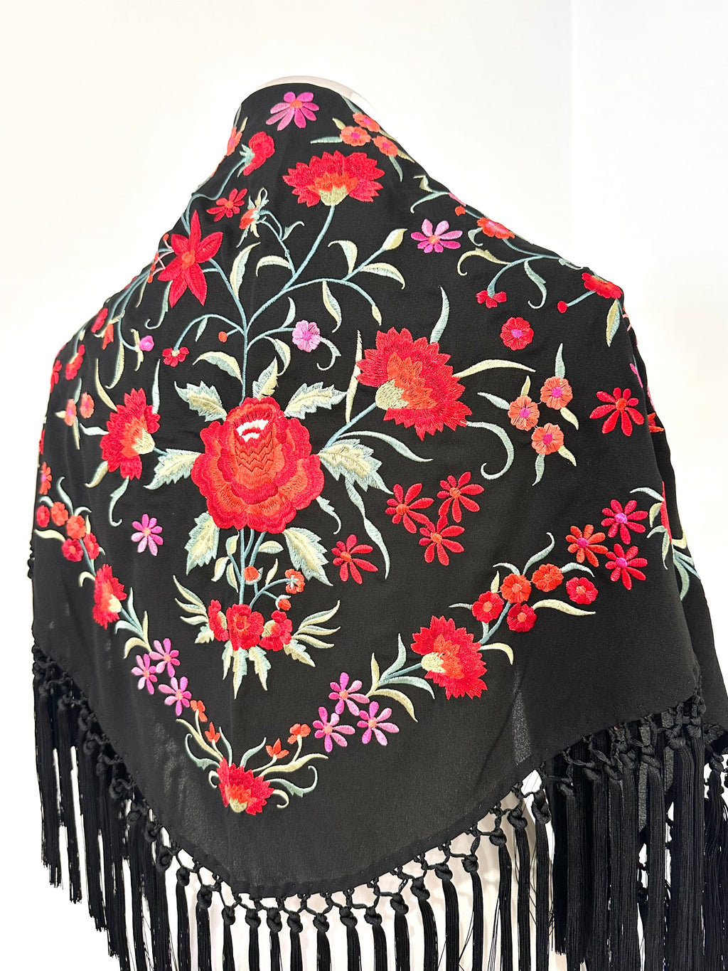 Mantoncillo Clavelines Negro Bordado Rojo