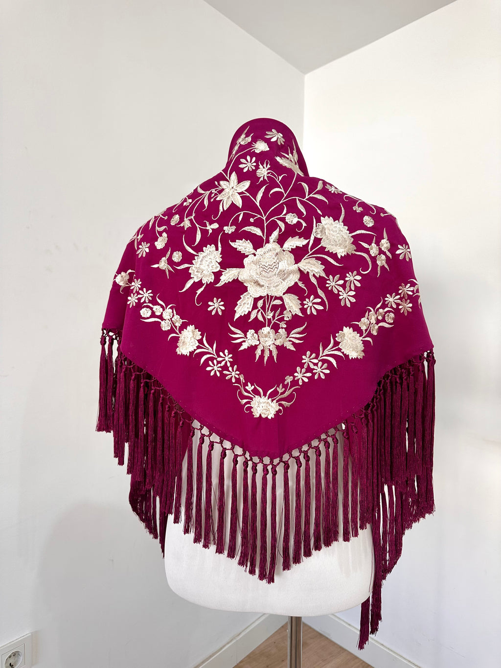 Mantoncillo Clavelines Buganvilla bordado blanco