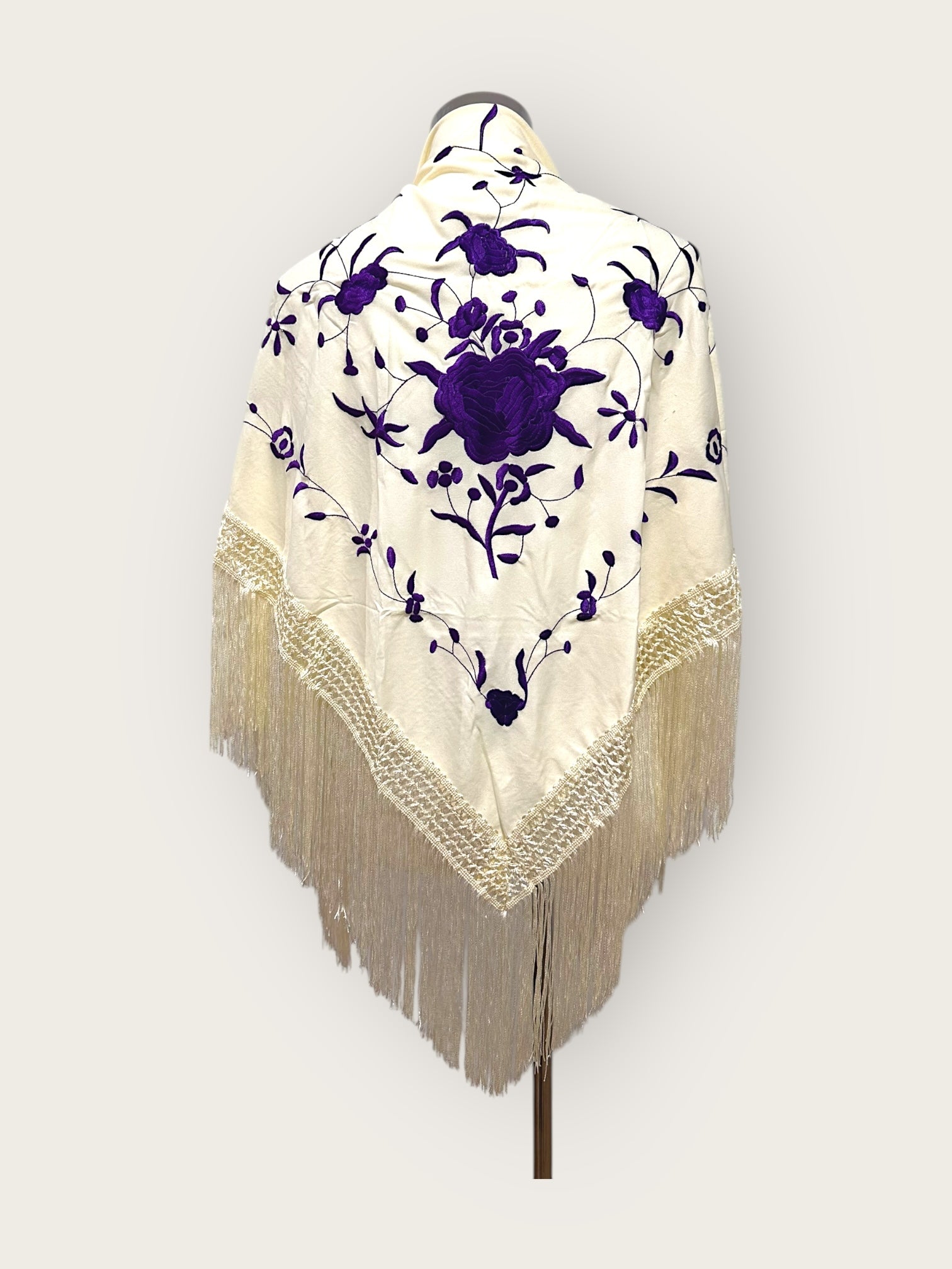 Mantoncillo Beige bordado morado