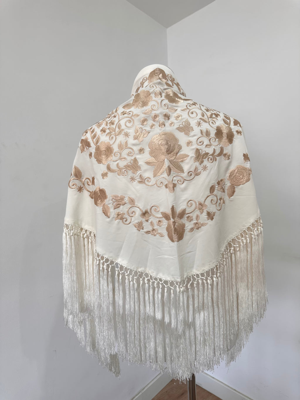Mantoncillo Fantasía Blanco bordado en Marfil