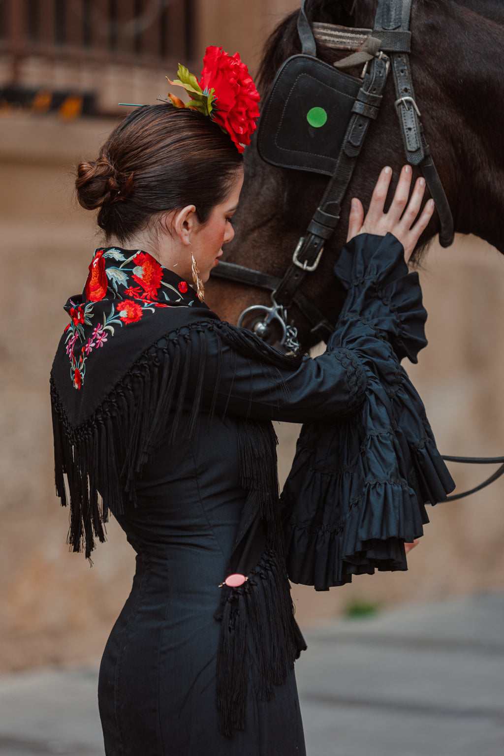 Mantoncillo Clavelines Negro Bordado Rojo