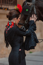 Mantoncillo Clavelines Negro Bordado Rojo