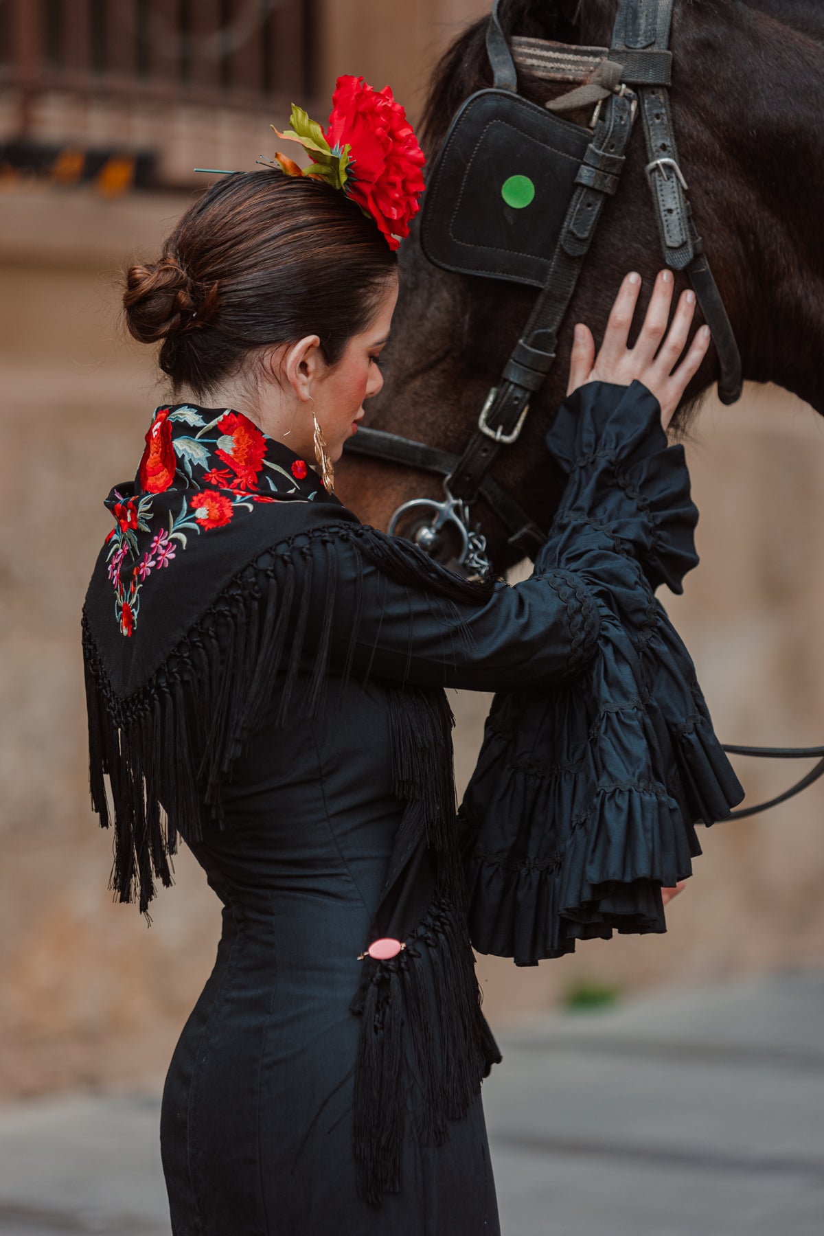 Mantoncillo Clavelines Negro Bordado Rojo