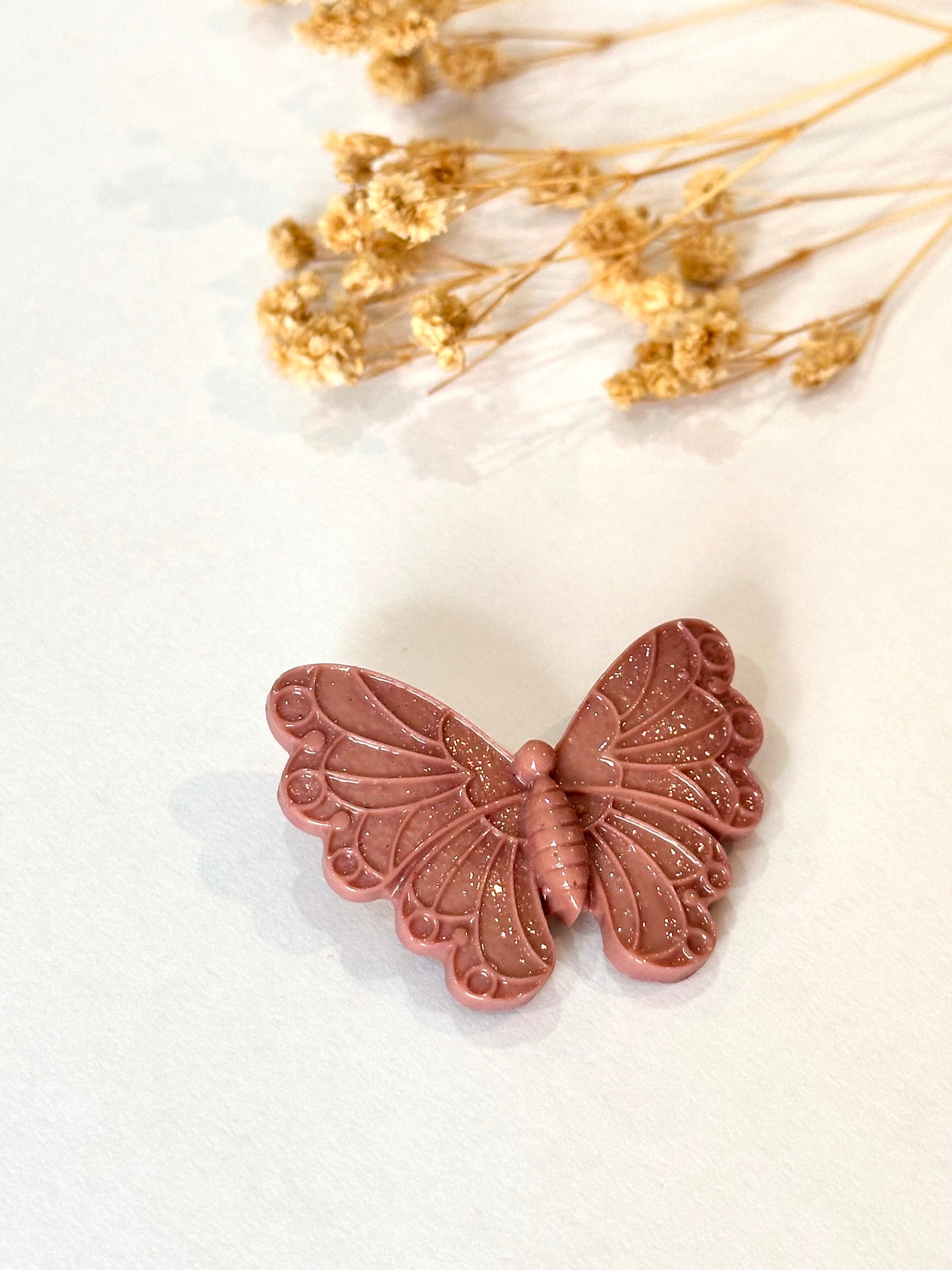 Broche mariposa malva