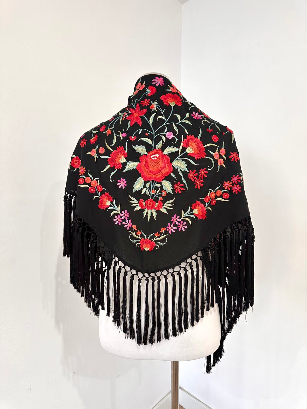 Mantoncillo Clavelines Negro Bordado Rojo