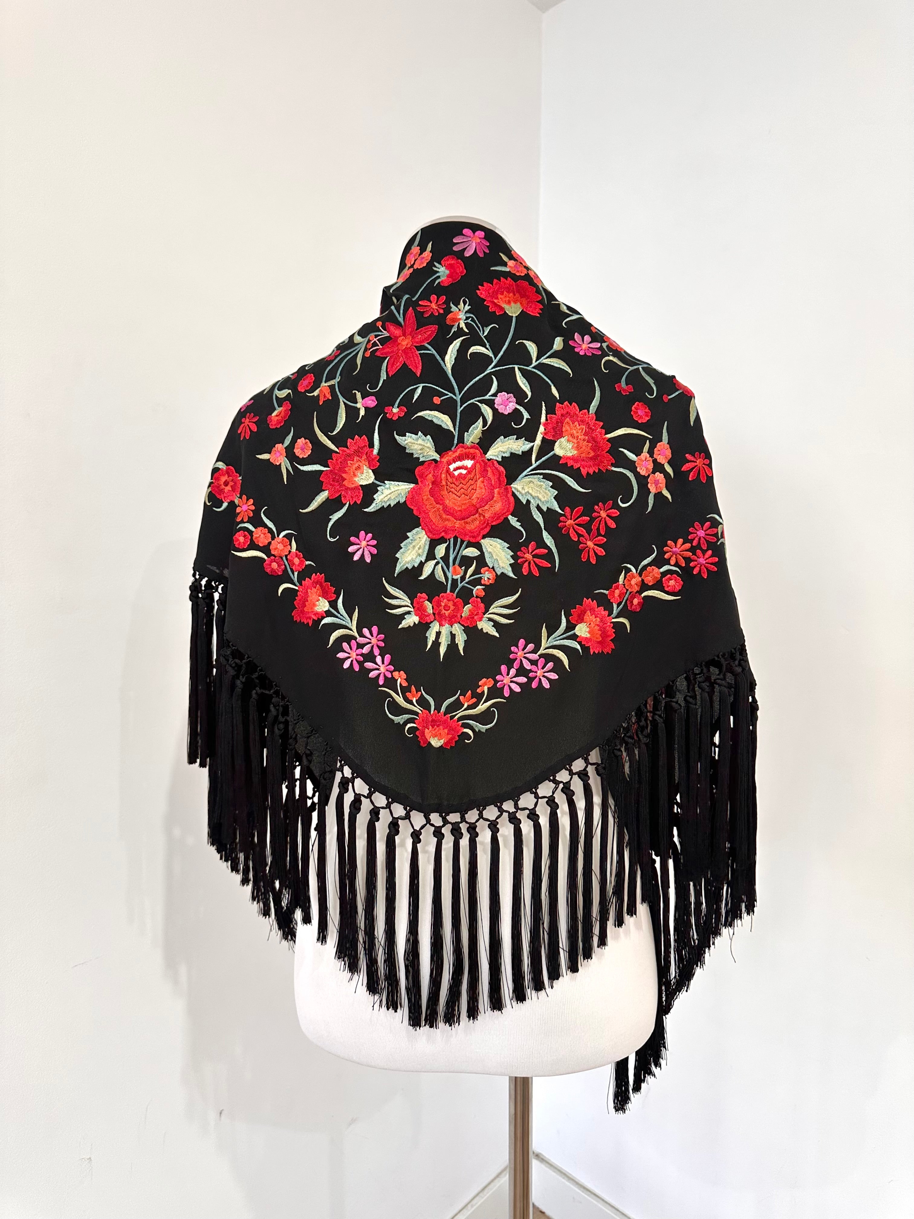 Mantoncillo Clavelines Negro Bordado Rojo