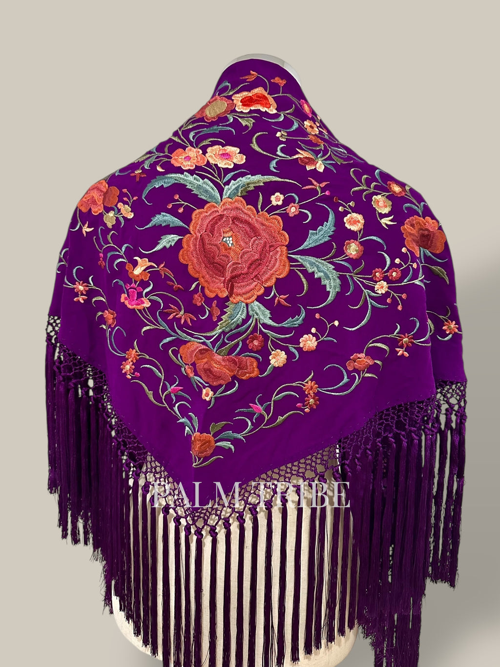 Mantoncillo Jaleo morado bordado rosados