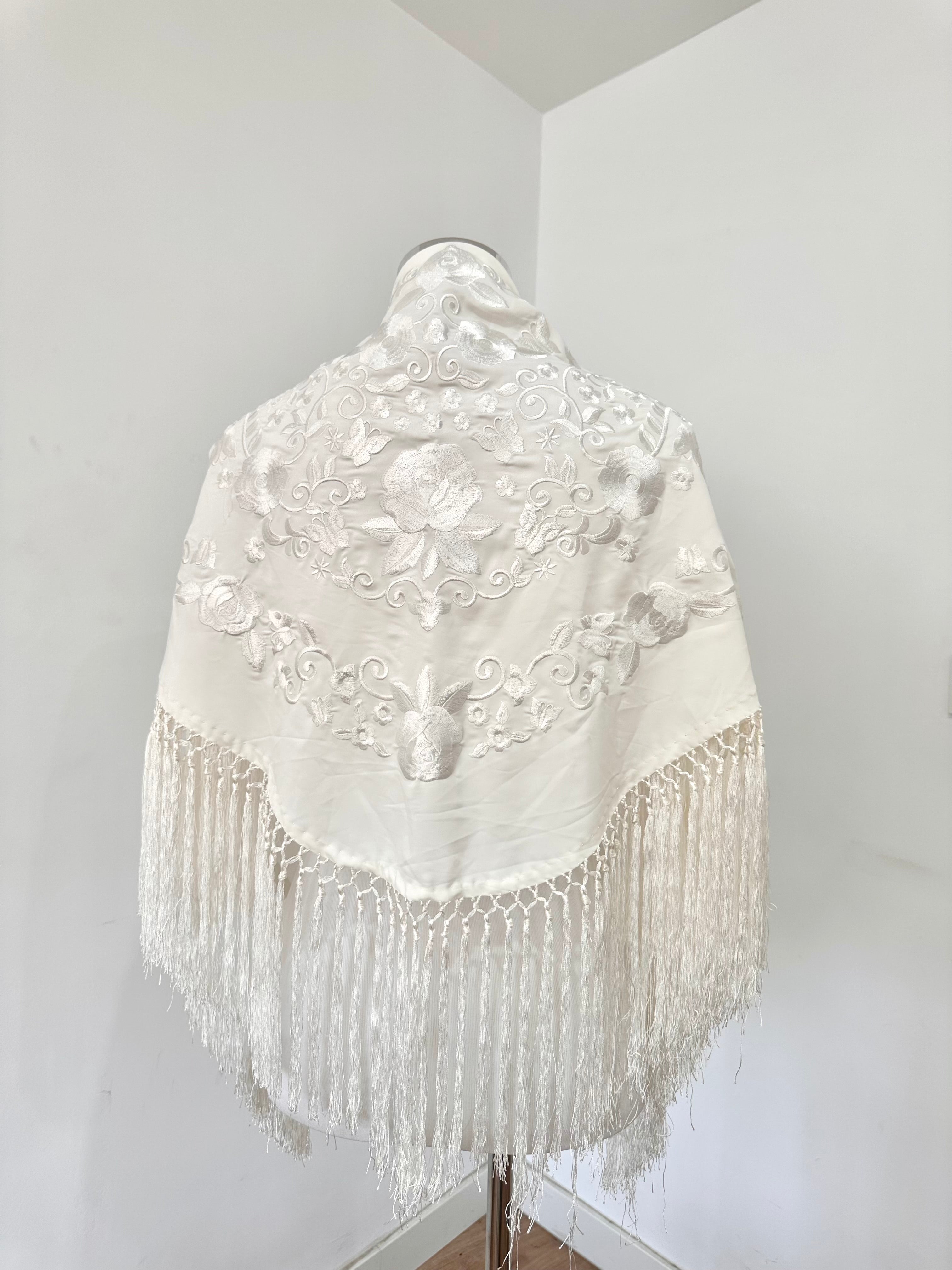 Mantoncillo Fantasía Blanco bordado al tono