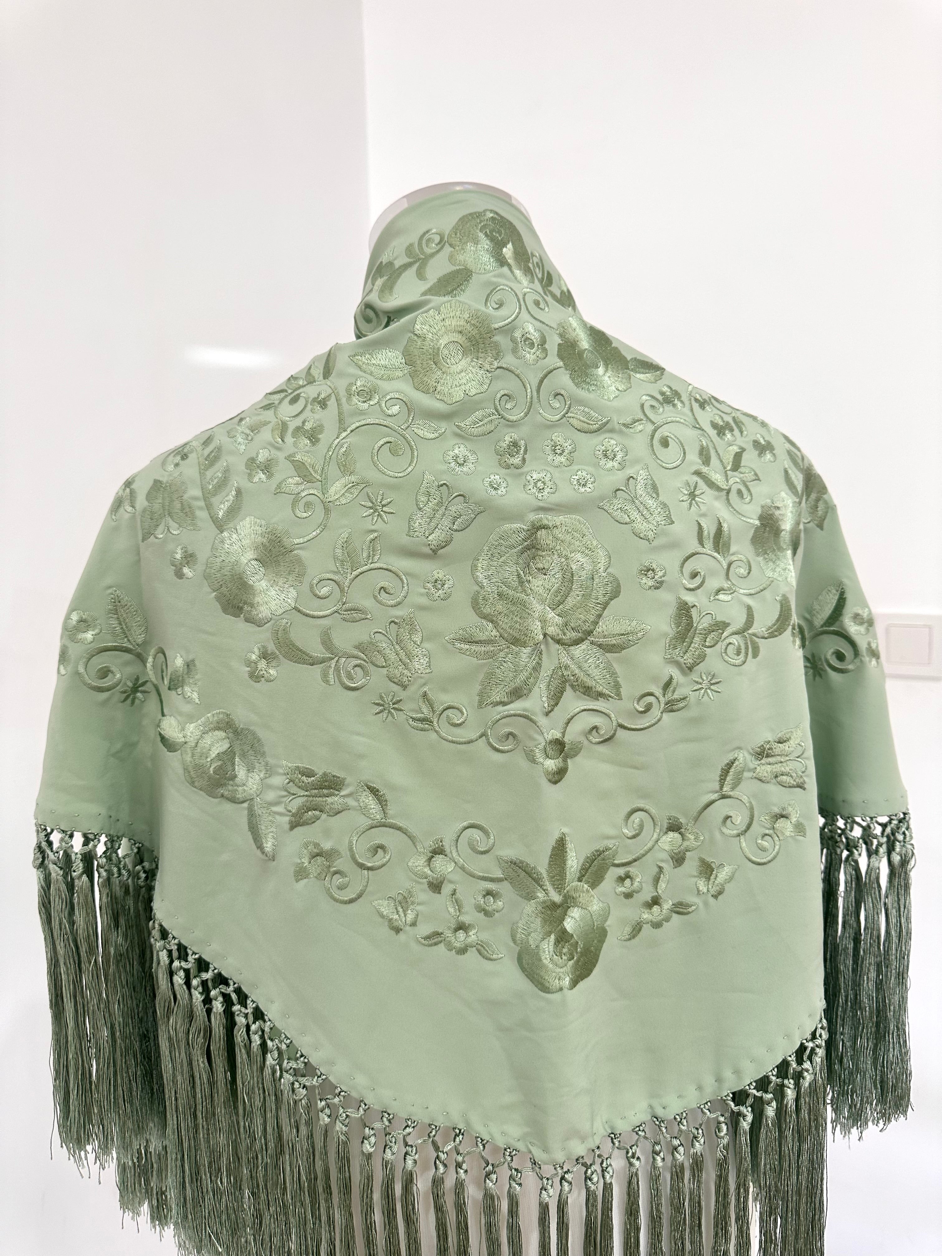 Mantoncillo Fantasía verde jabonoso bordado al tono