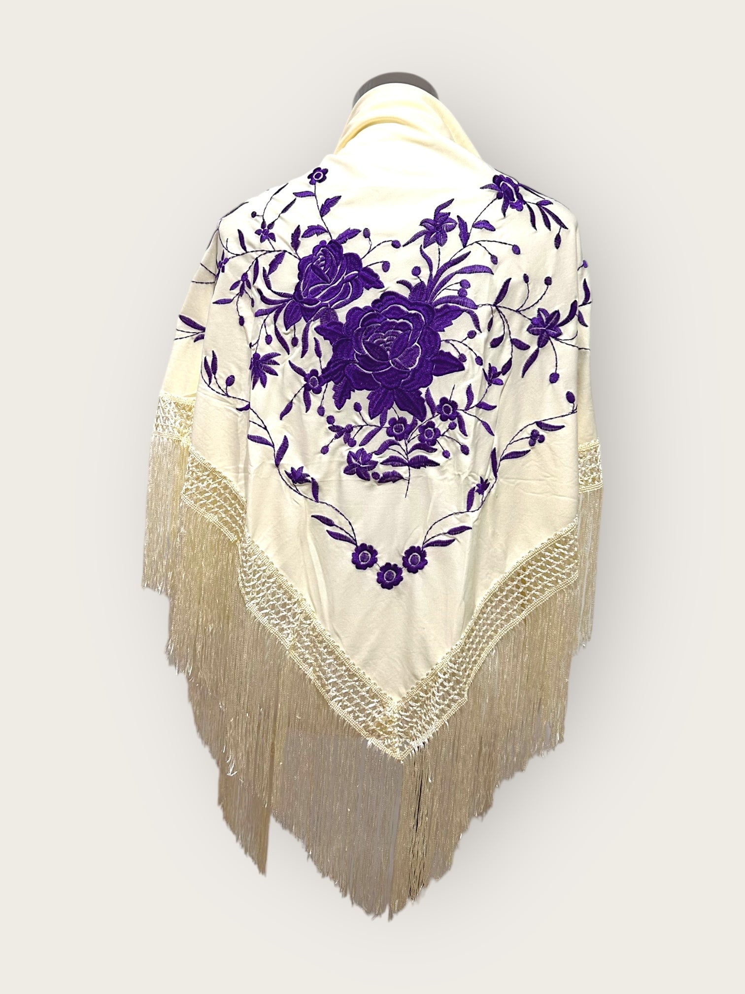Mantoncillo beige bordado morado