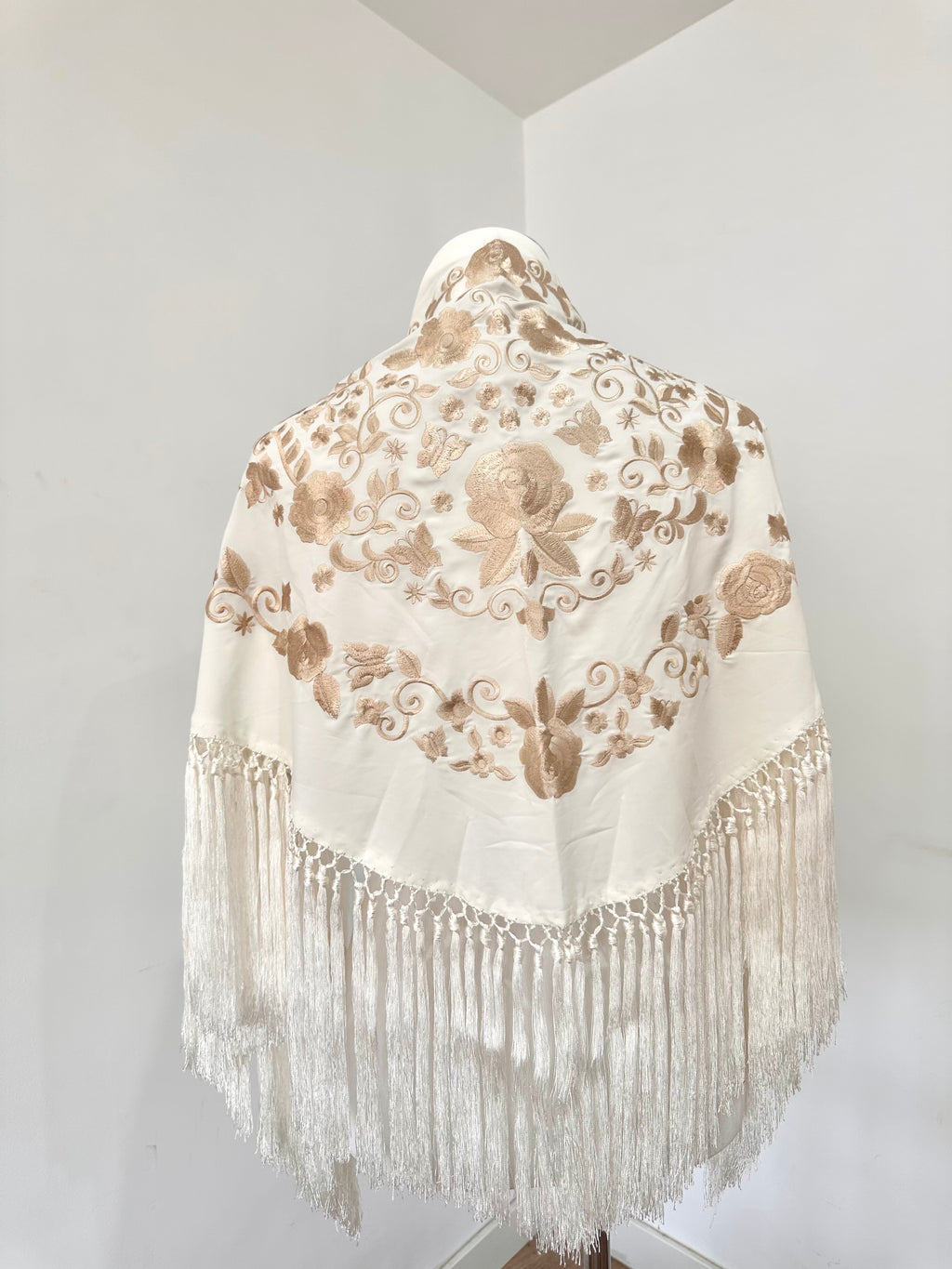 Mantoncillo Fantasía Blanco bordado en Marfil