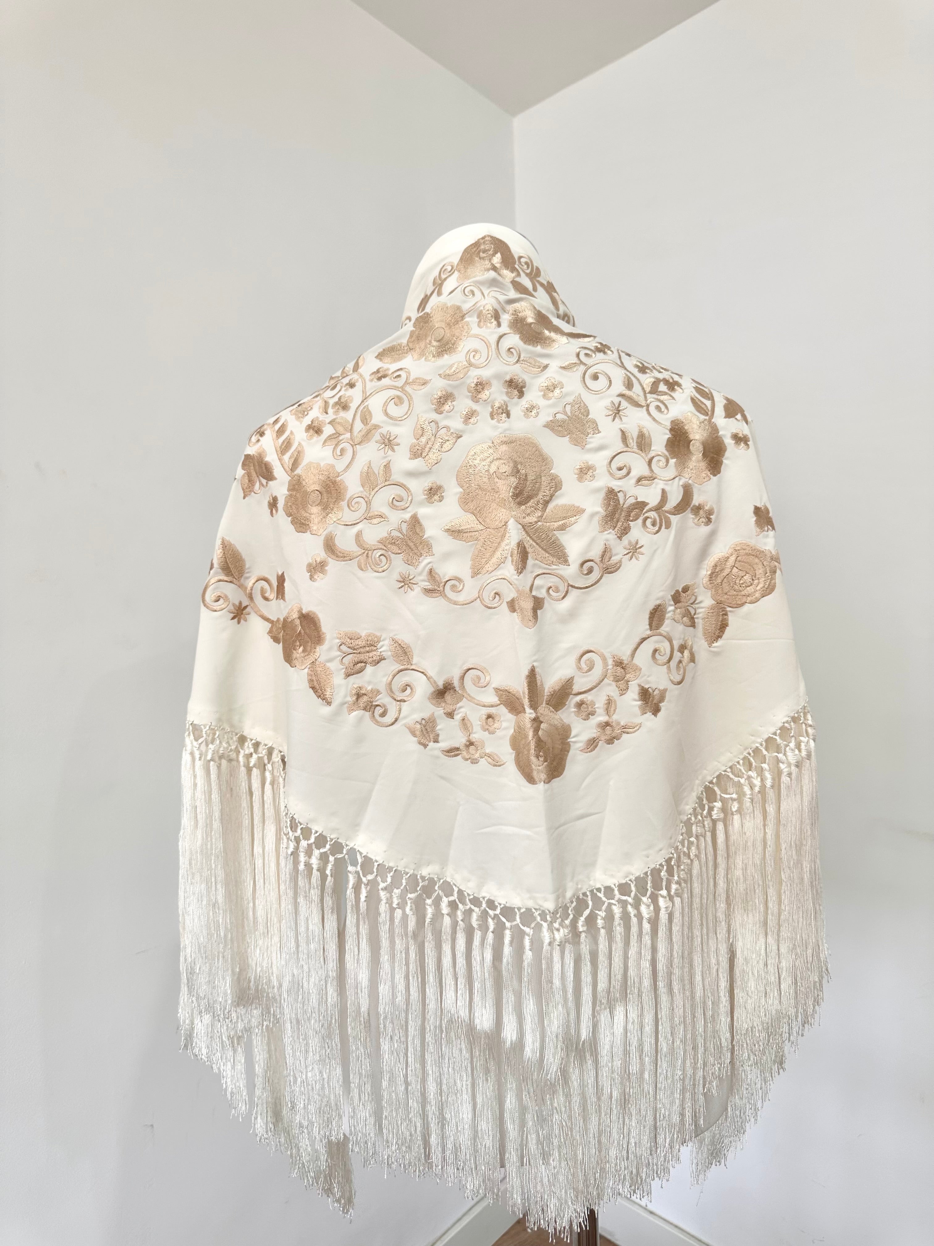 Mantoncillo Fantasía Blanco bordado en Marfil