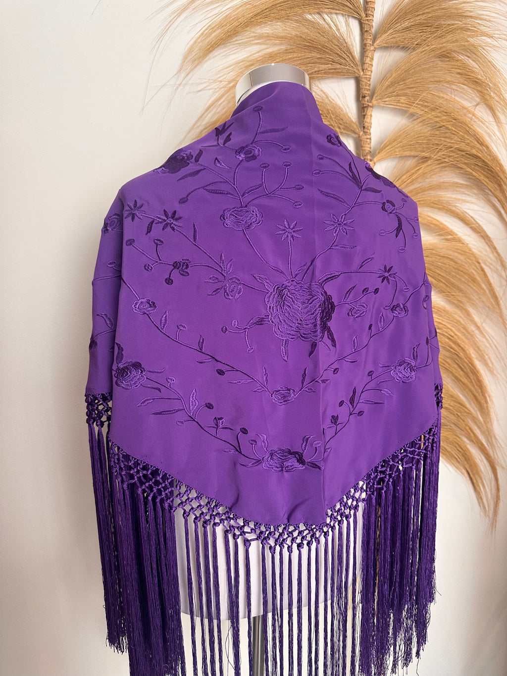 Mantoncillo dolores morado bordado al tono