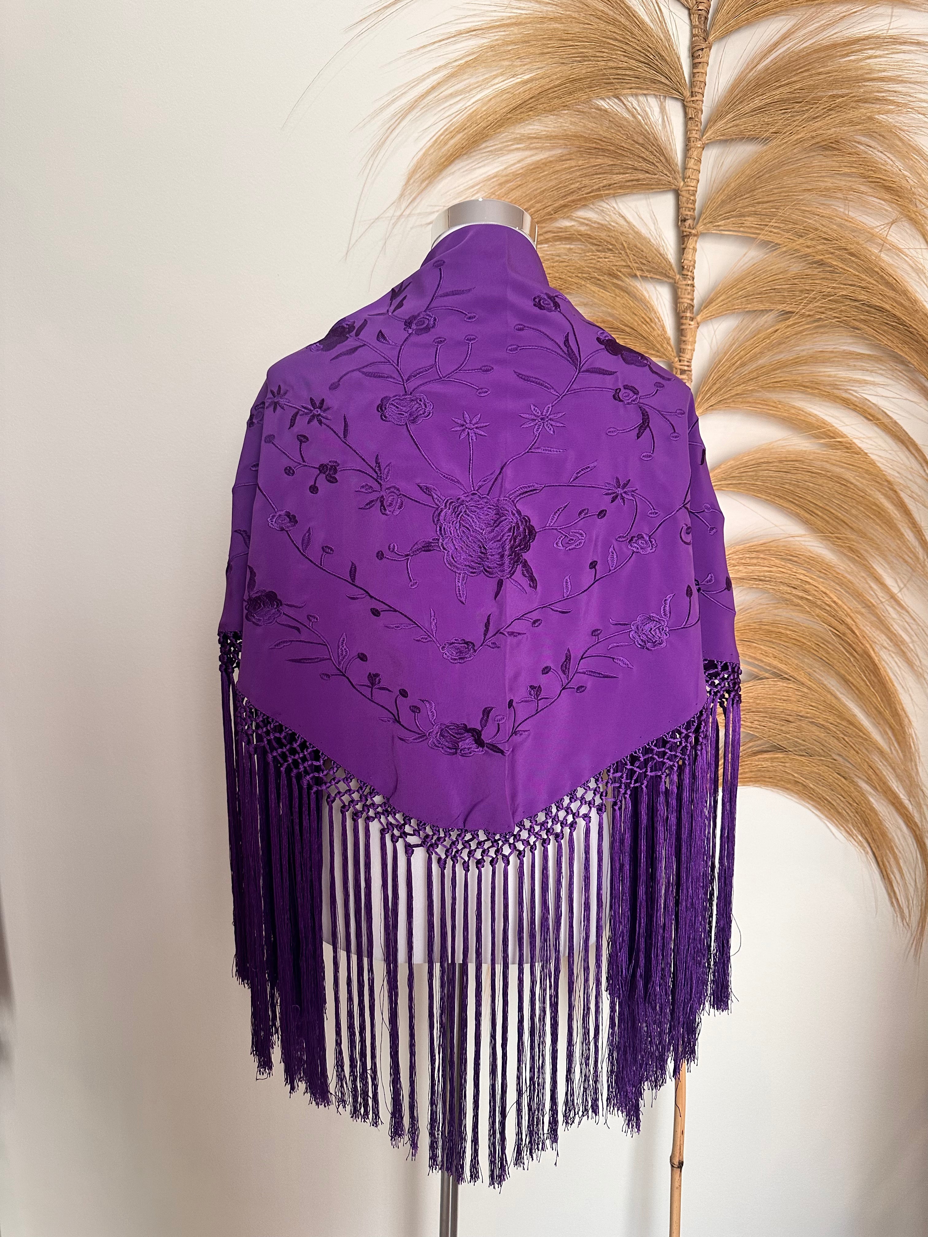 Mantoncillo dolores morado bordado al tono