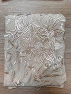 Mantoncillo marfil bordado al tono