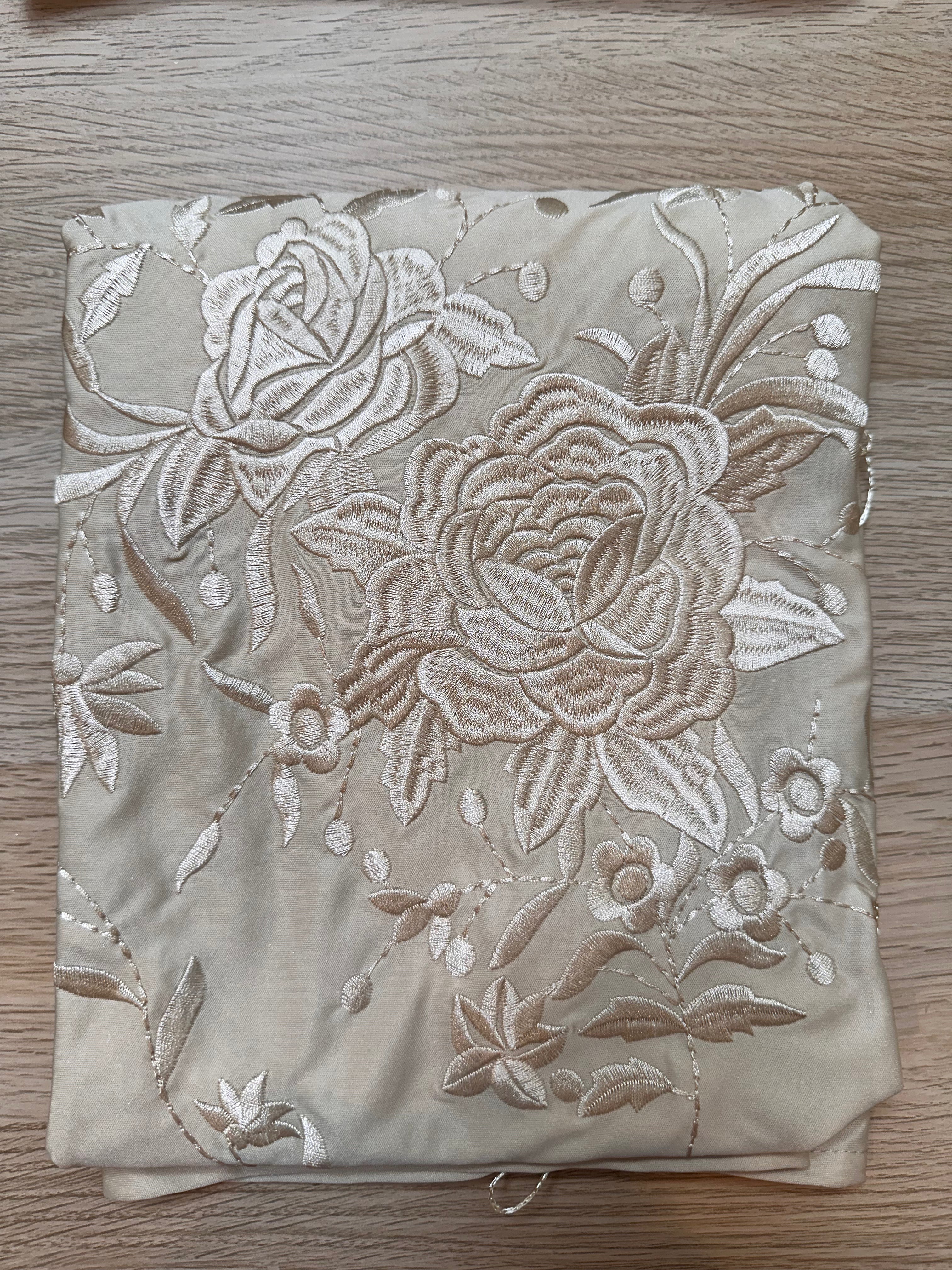 Mantoncillo marfil bordado al tono