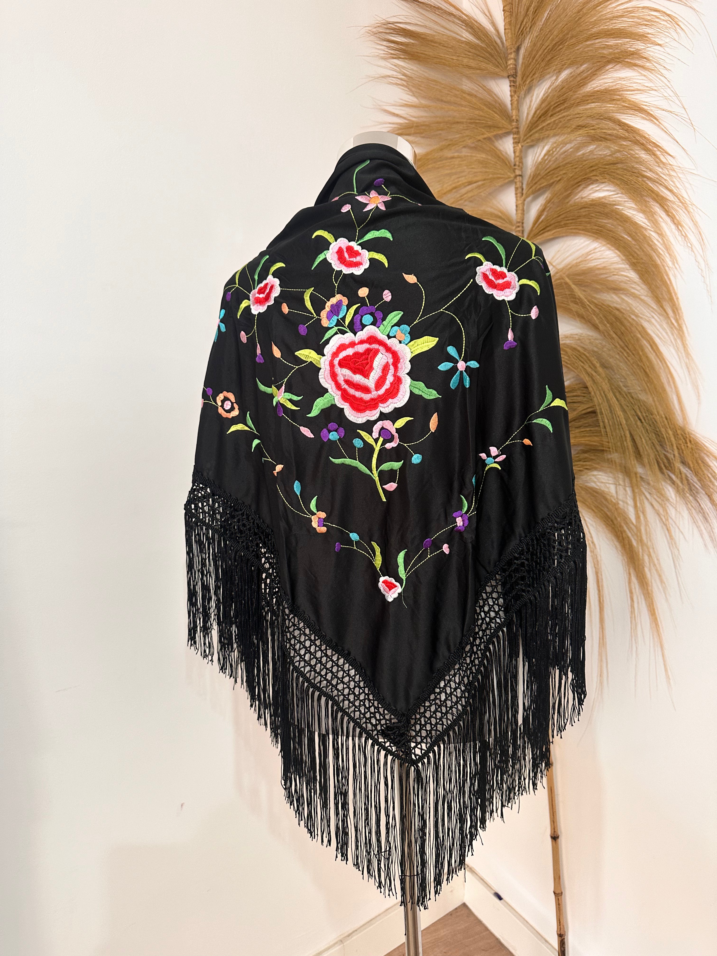 Mantoncillo negro con bordado color