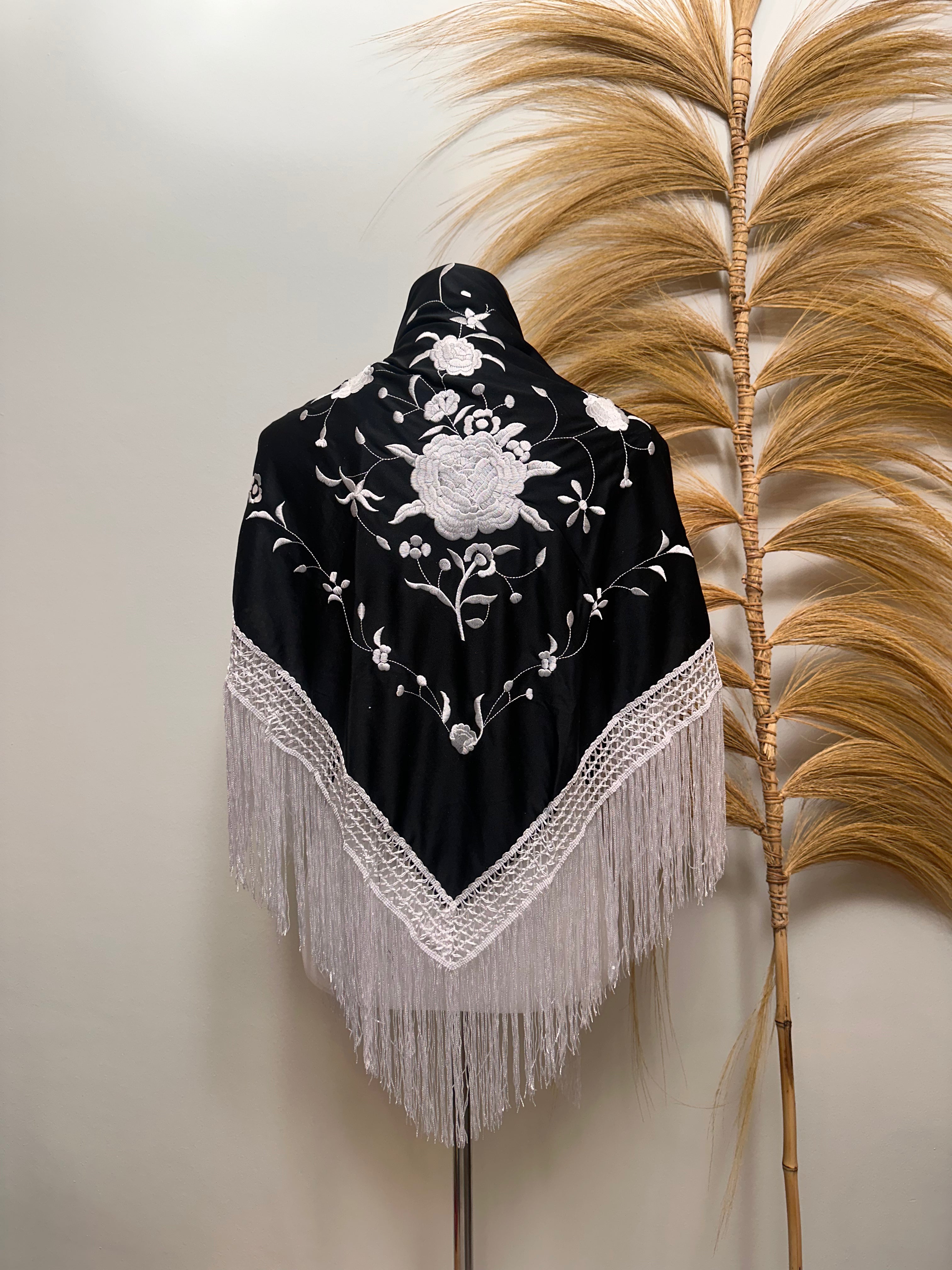Mantoncillo negro con bordado y flecado blanco
