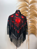 Mantoncillo negro bordado rojo