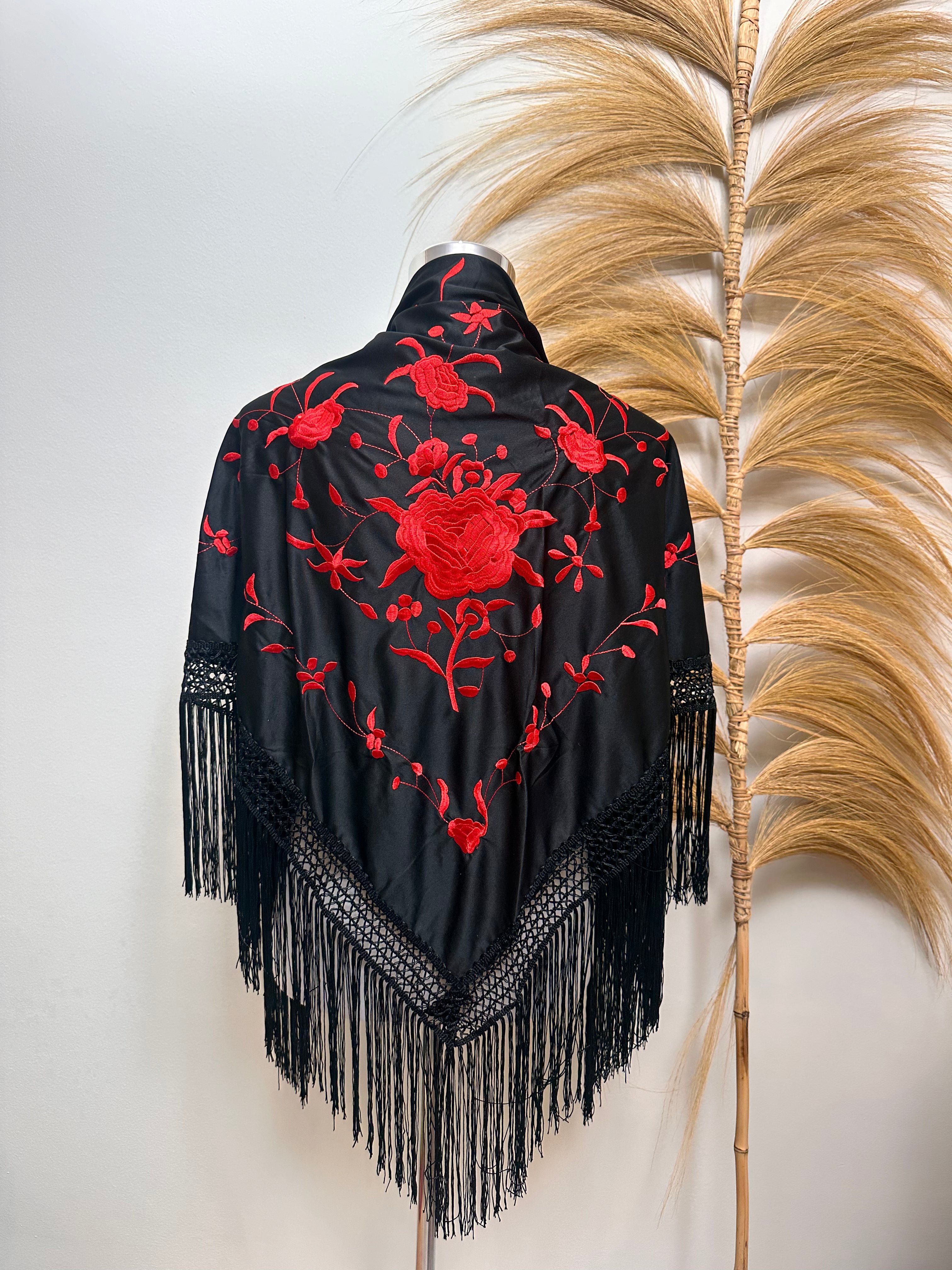 Mantoncillo negro bordado rojo