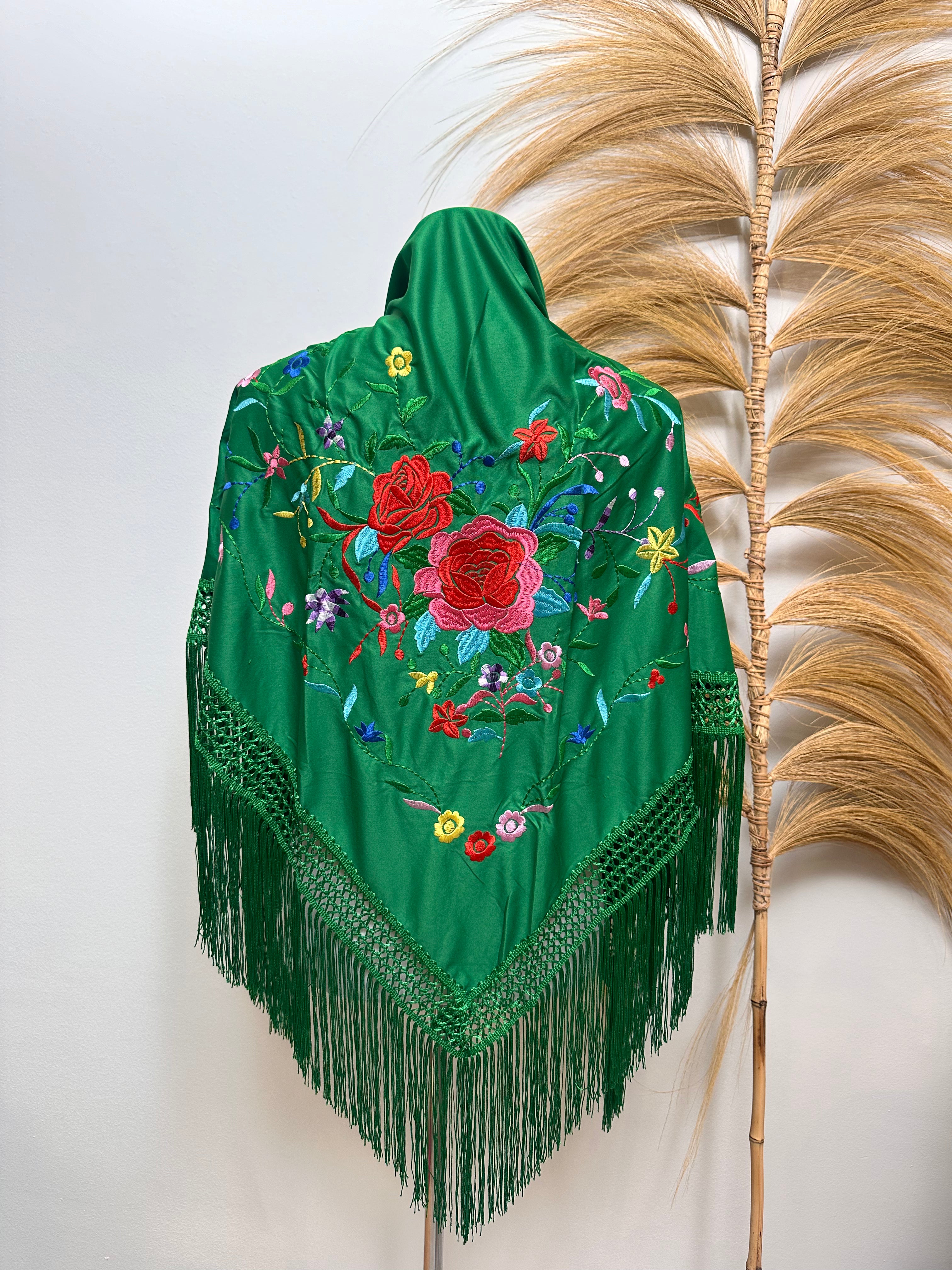 Mantoncillo verde con bordado multicolor
