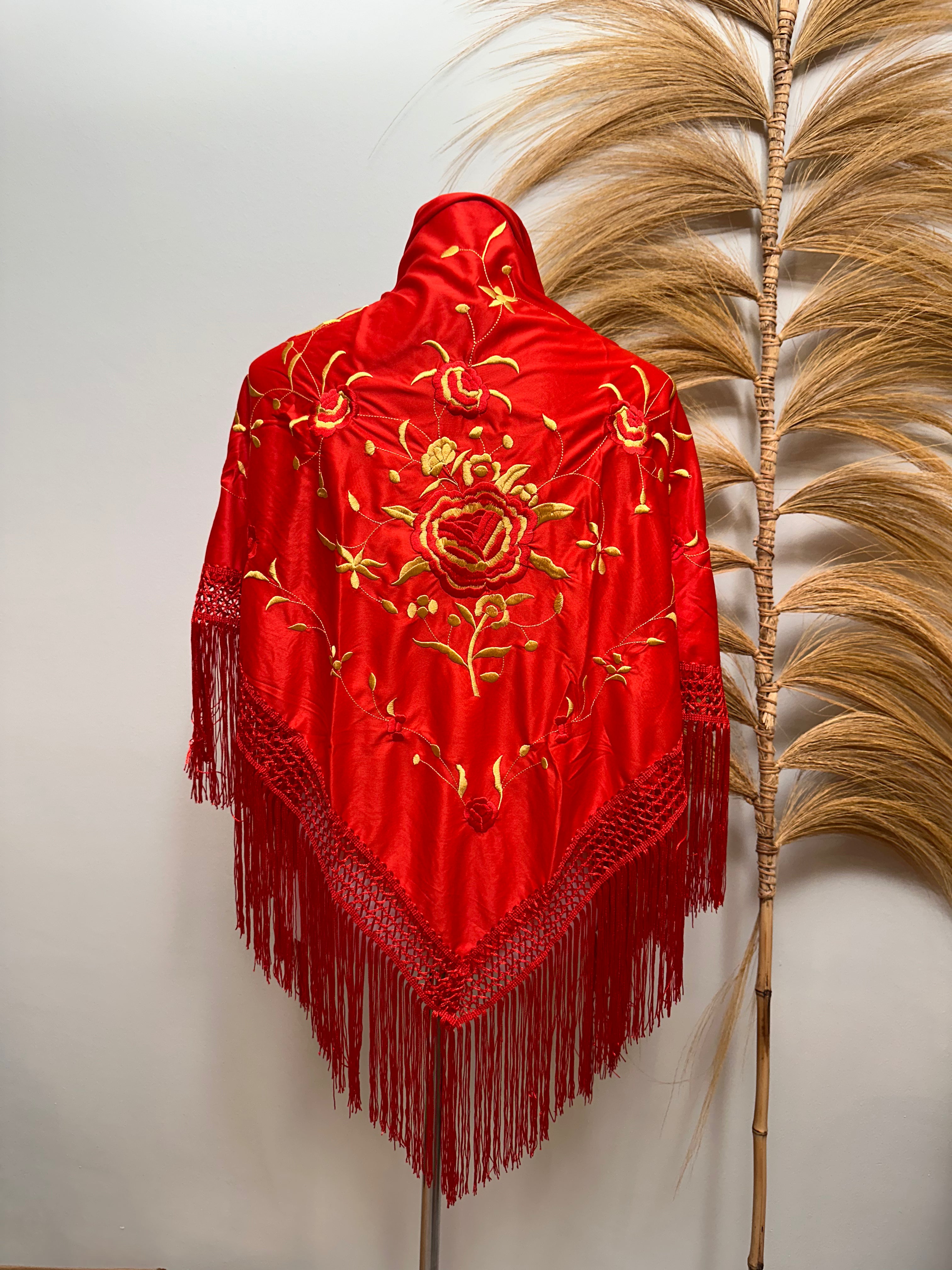 Mantoncillo rojo con bordado dorado y rojo