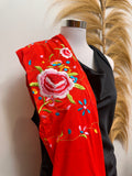 Manton invitada rojo con bordado multicolor