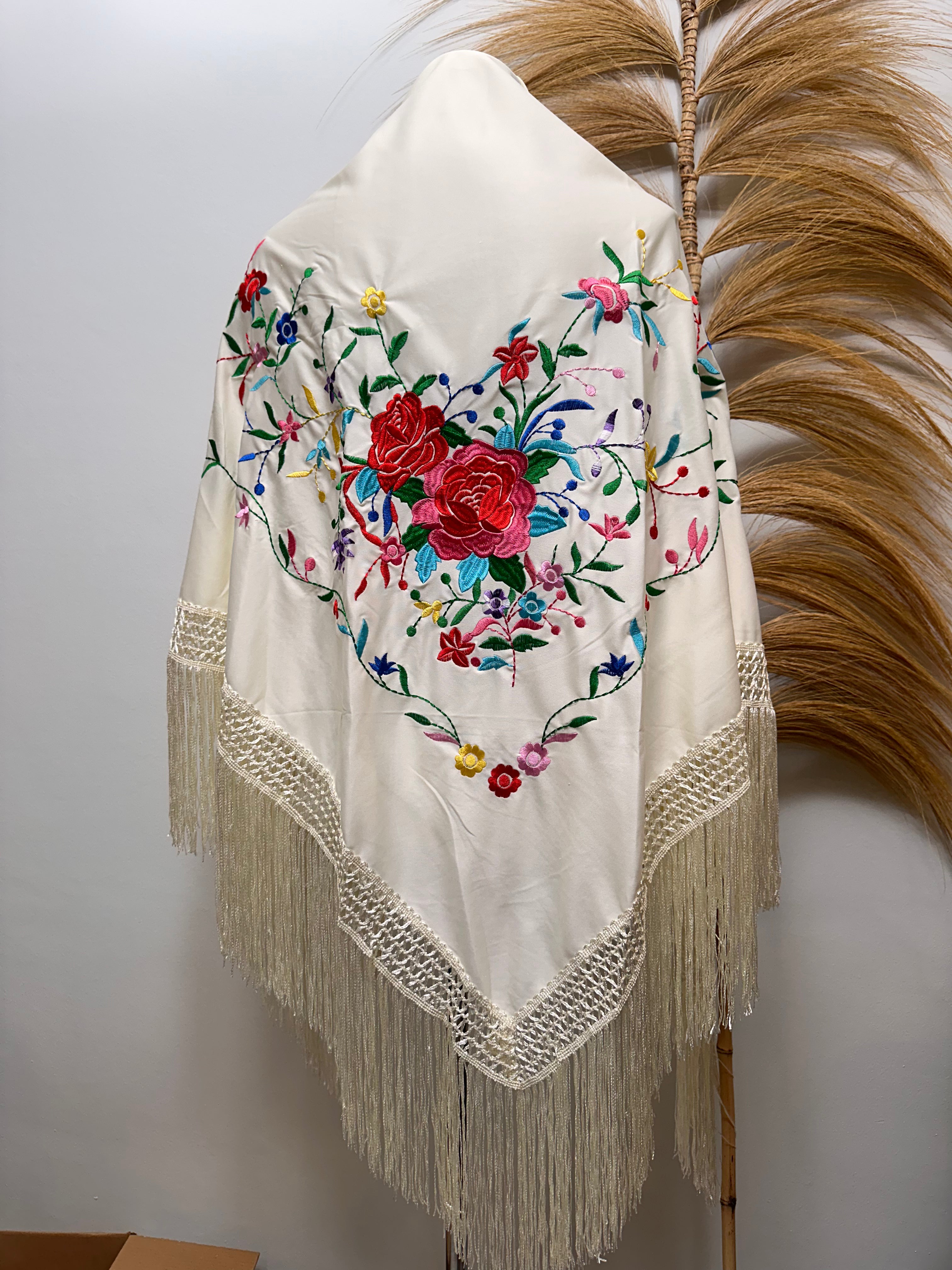 Mantoncillo XL beige con bordado multicolor