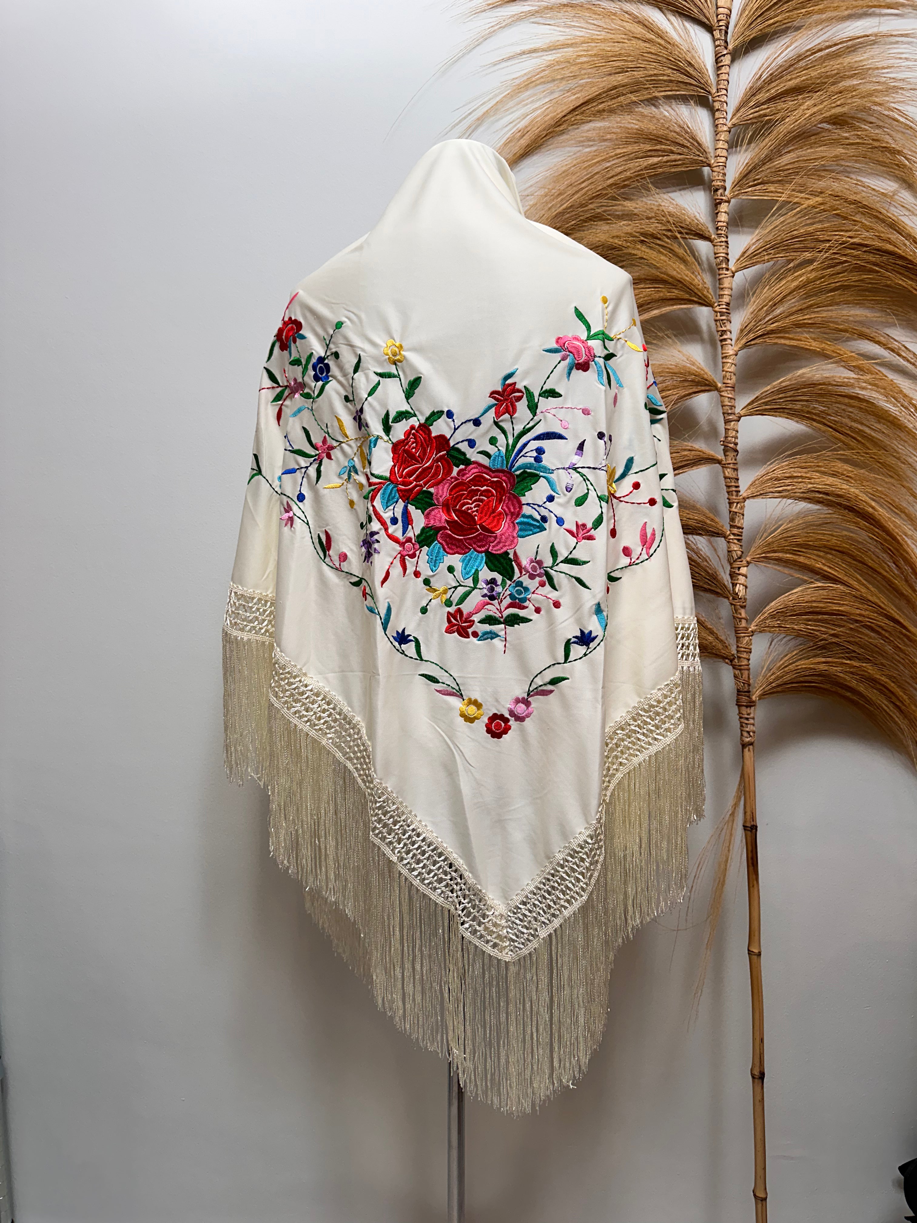 Mantoncillo XL beige con bordado multicolor