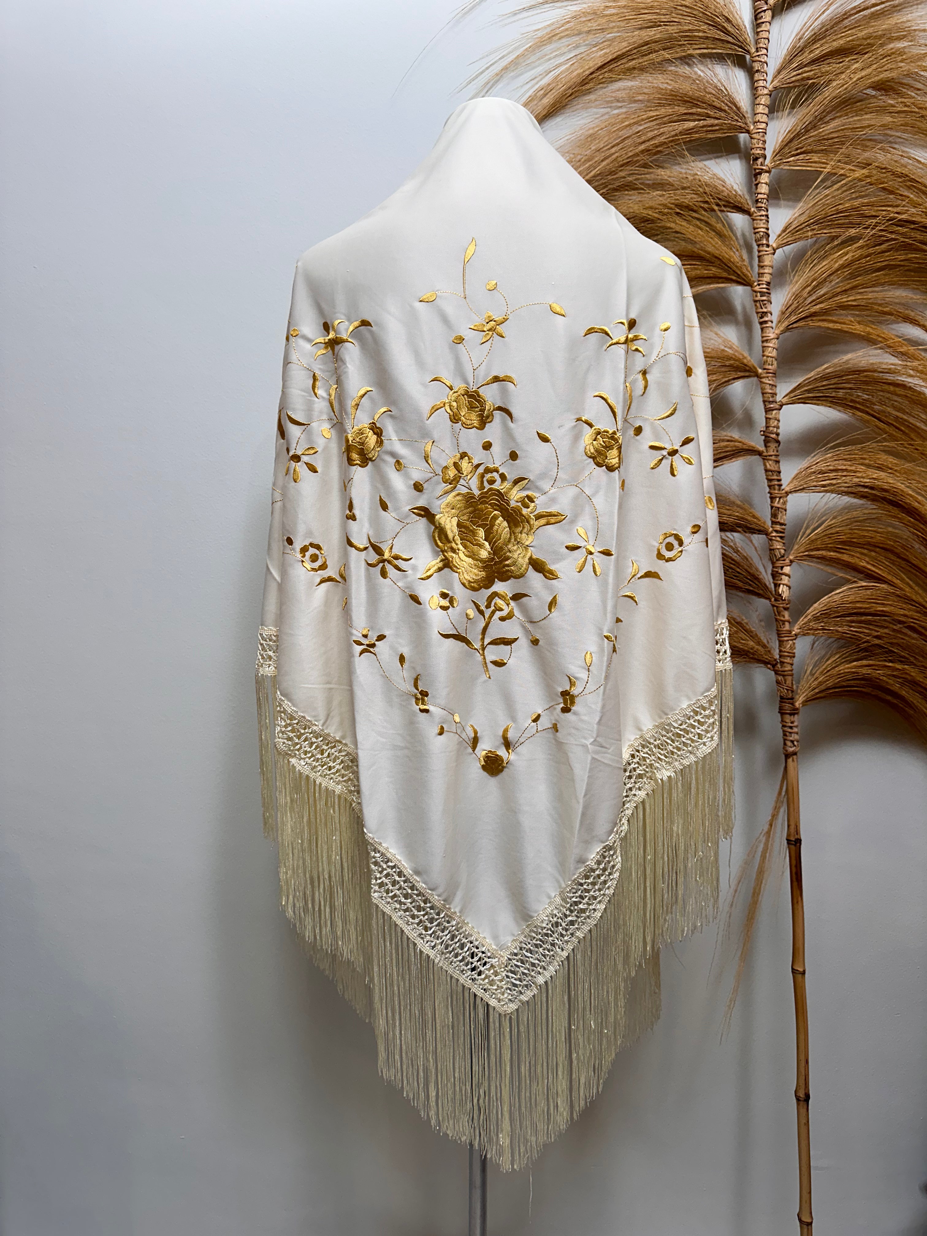 Mantoncillo XL beige bordado dorado