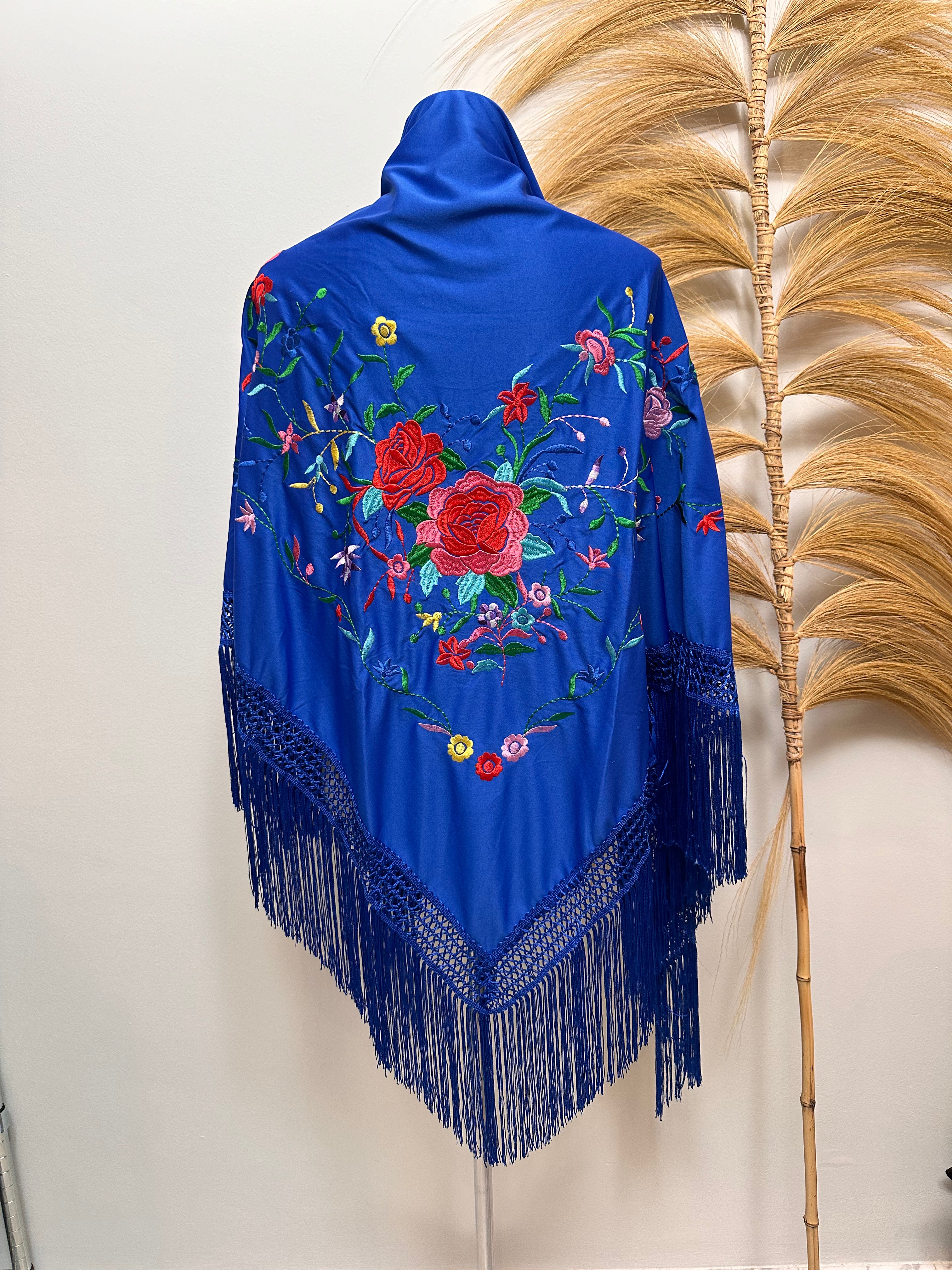 Mantoncillo XL azul electrico con bordado multicolor