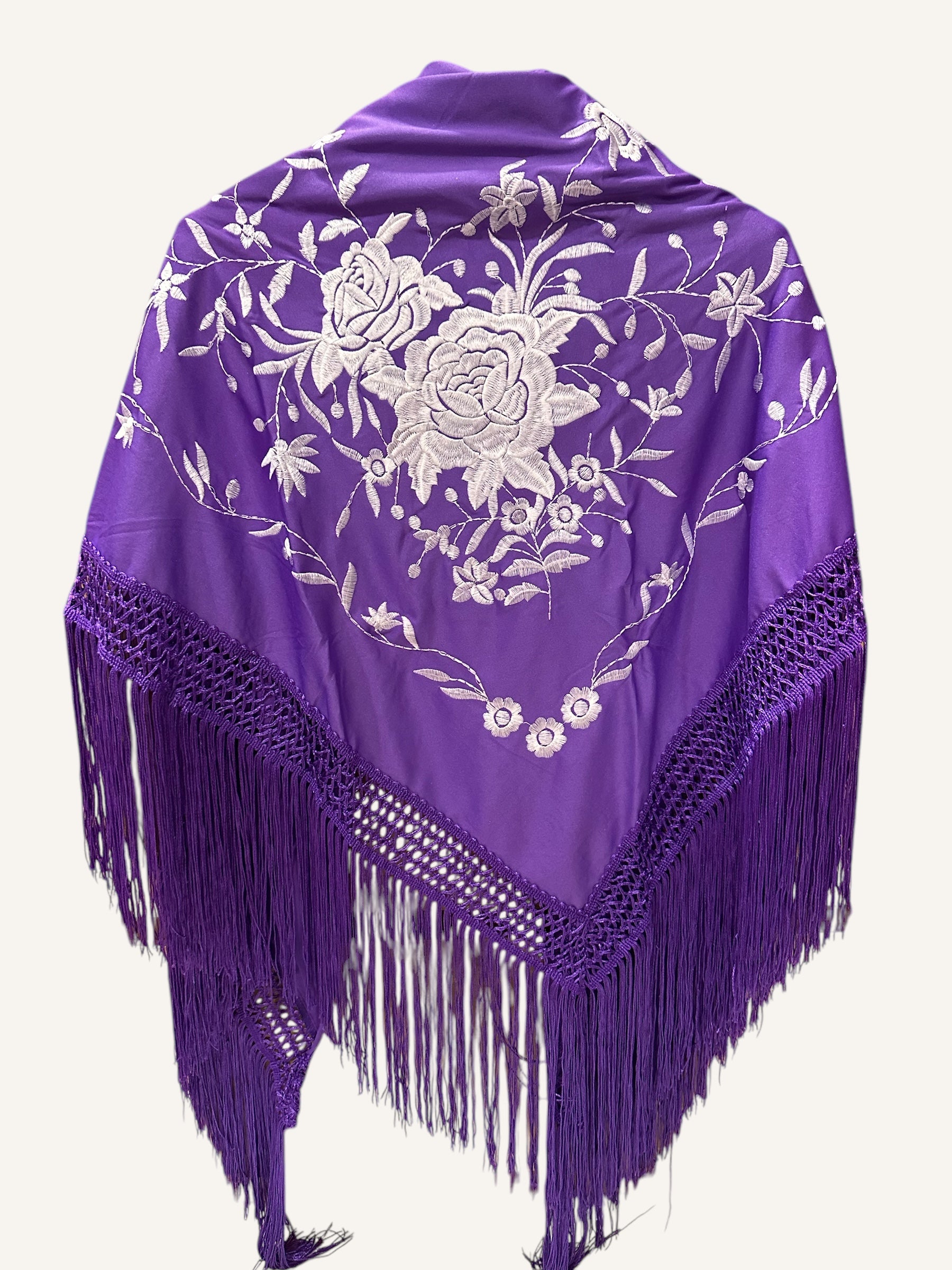 Mantoncillo morado bordado blanco