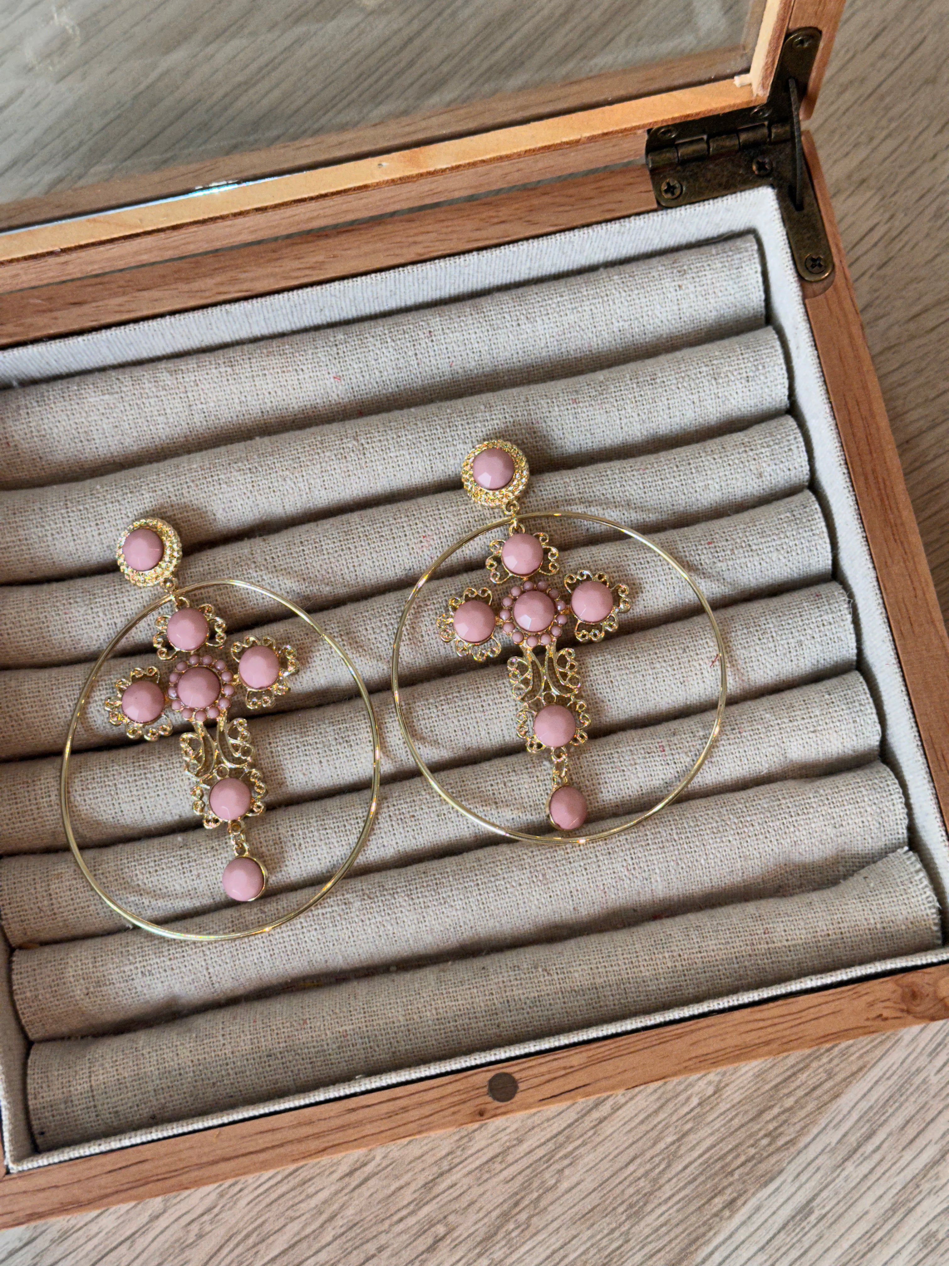 Pendientes cruz aro rosa empolvado