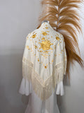 Mantoncillo beige con bordado dorado