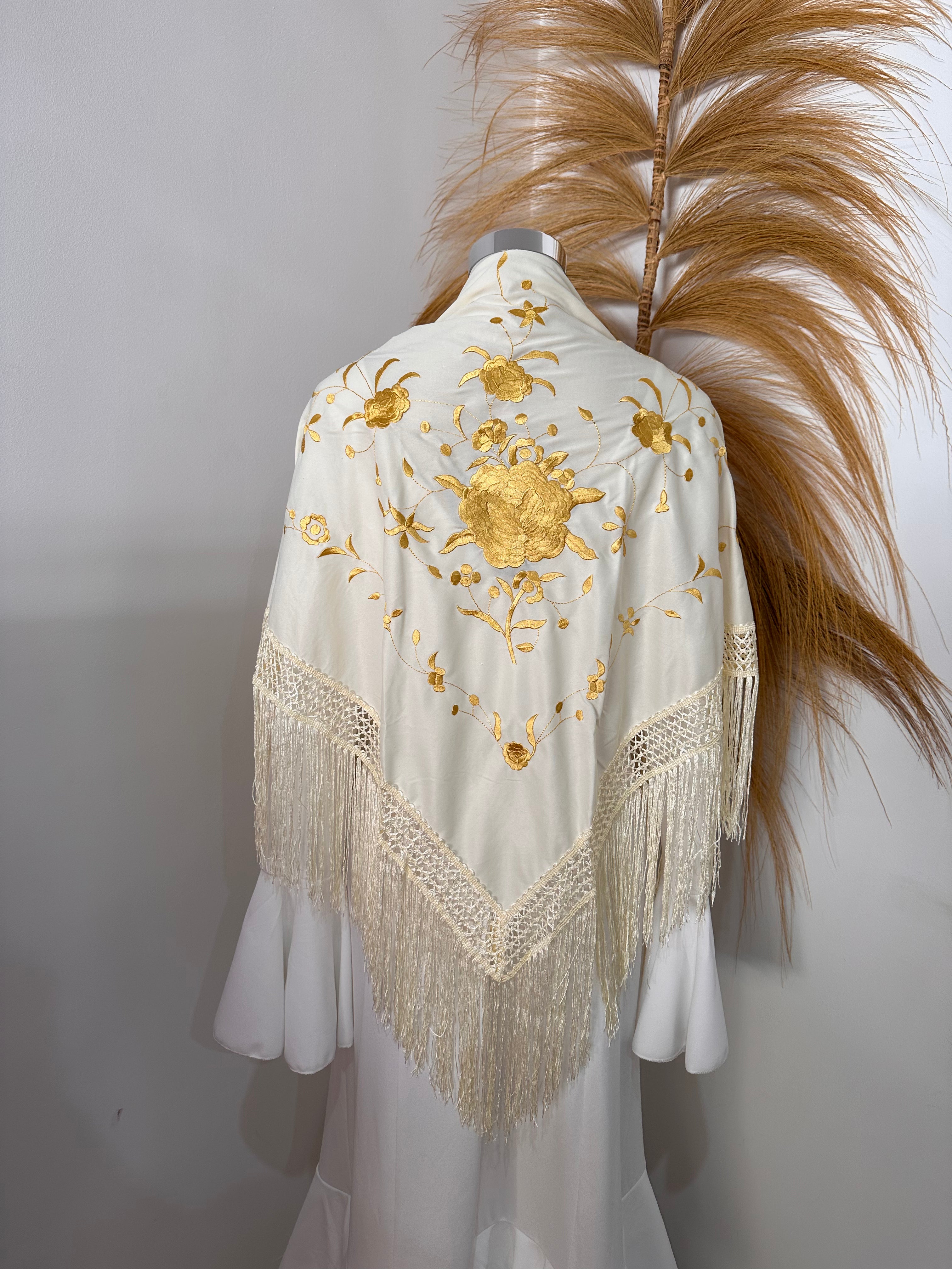 Mantoncillo beige con bordado dorado