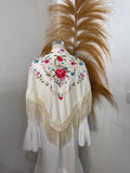 Mantoncillo beige con bordado colores