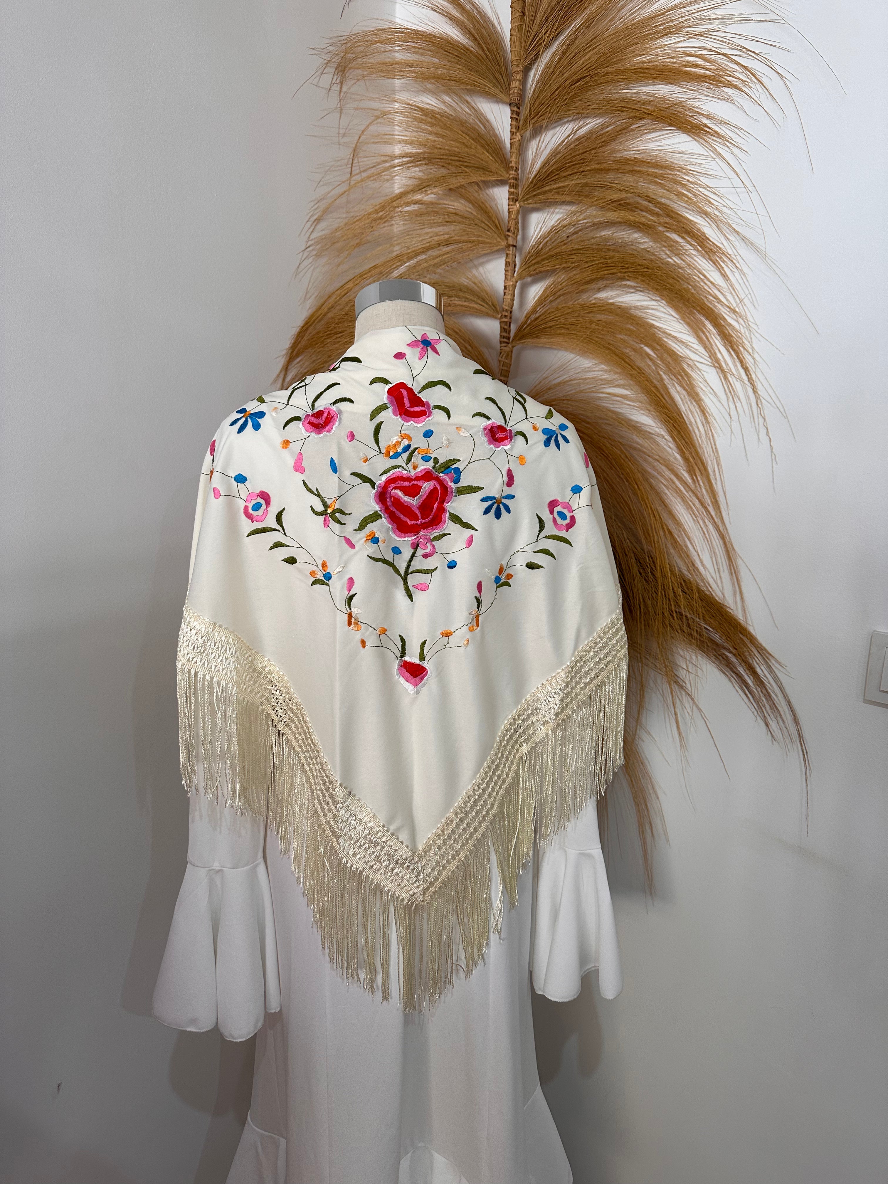 Mantoncillo beige con bordado colores