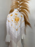 Mantoncillo blanco con bordado dorado