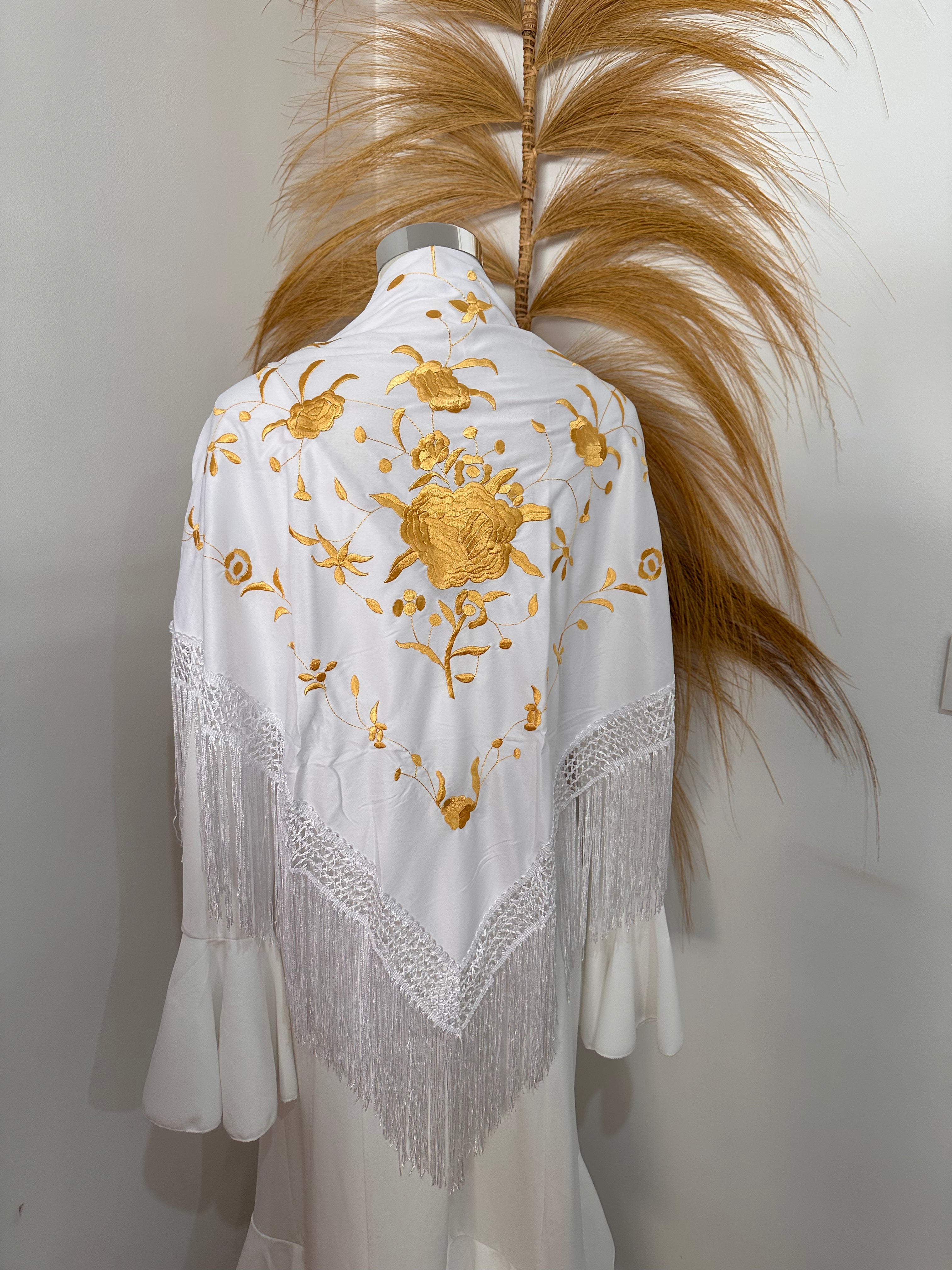 Mantoncillo blanco con bordado dorado